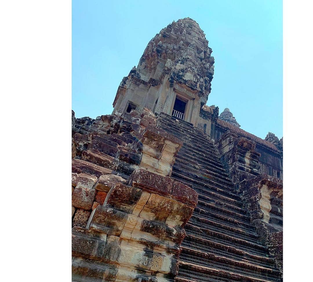 百合華さんのインスタグラム写真 - (百合華Instagram)「シェムリアップに到着した翌日は世界遺産ランキング第１位のアンコールワットへ🎶  壮大な遺跡による圧巻の光景と青く晴れ渡る空とのコントラストにうっとりしちゃいました🥰💕 壁画のクオリティーの高さがヤバすぎ✨  #アンコールワット #angkorwat  #カンボジア #シェムリアップ #世界遺産 #圧巻の光景 #快晴 #壁画」3月14日 11時49分 - yurika.lovelily
