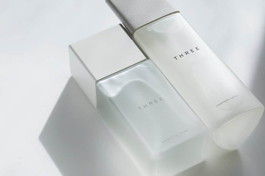 のインスタグラム：「＜春を迎える肌へ。限定ローションキット発売中＞  肌も心も、変化にざわつきがちな季節の変わり目に、「バランシングライン」と「THREEライン」、2つの特別なキットをご用意。 植物の恵みの心地よさを、今こそご自身の素肌で改めて実感してみませんか？ また、THREEカウンセリングカウンターでは、お一人お一人のお肌やライフスタイルに応じたカウンセリングをさせていただきます。ぜひお気軽に、お立ち寄りくださいませ。 ■詳細はこちらから https://goo.gl/szz42X  #threecosmetics #ローションキット #限定発売」