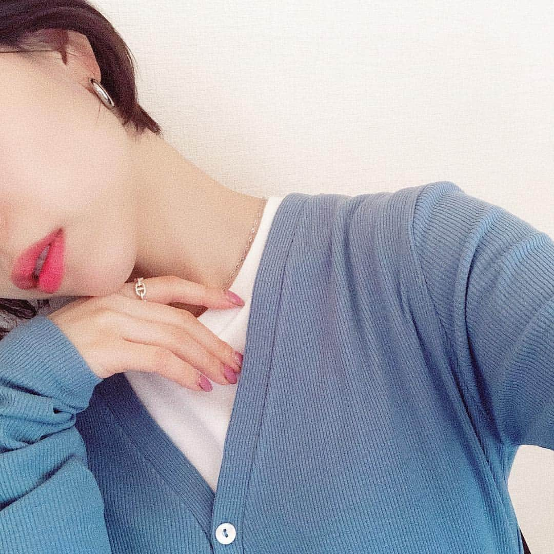 佐藤優里亜さんのインスタグラム写真 - (佐藤優里亜Instagram)「blue × silver ・ ブルーの洋服の時はシルバーアクセを合わせたくなる🧵小物や他の洋服はホワイトかグレーかデニムが多い💭 ・ お気に入りすぎるゴールドピアスの色違いでシルバーもget✨ @daughtersjewelry ・ #服とアクセサリー」3月14日 11時55分 - yuriang_