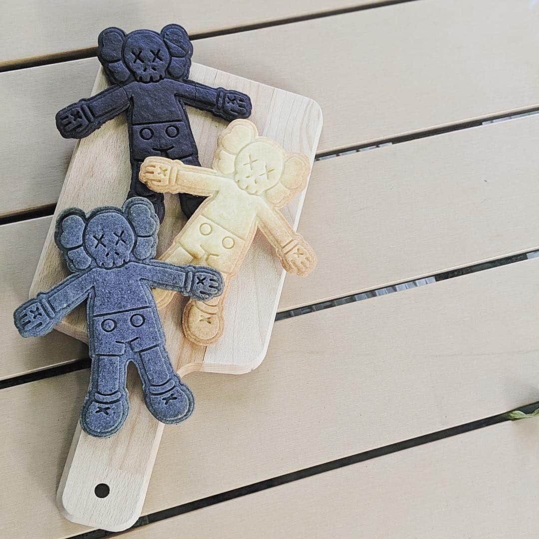 林俊傑さんのインスタグラム写真 - (林俊傑Instagram)「Seeing these made my day! So adorable! Thank you @sklamallrightsreserved ! @kaws  #kawsholidayhk #kawsholiday #cookies #allrightsreserved」3月14日 11時55分 - jjlin