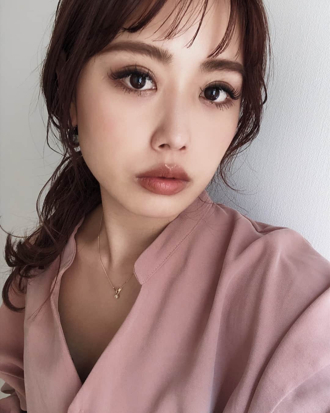 のインスタグラム：「#マツエク 2回目のボリュームラッシュ🧡 いい感じ〜 @rounge_nail_shibuya  本数150束(600本) 毛が柔らかくて毎日まつげコームでクルクルしてるよ〜 今回担当してくれた @rounge_eye_rina さんありがとうございます！ ・ ・ デザインは前回と一緒↓ 毛質:ミンク 太さ:0.15㎜〜0.2㎜ カール:CCカール 長さ:11㎜.12㎜ #まつげエクステ #roungeeyelash #盛れるマツエク」
