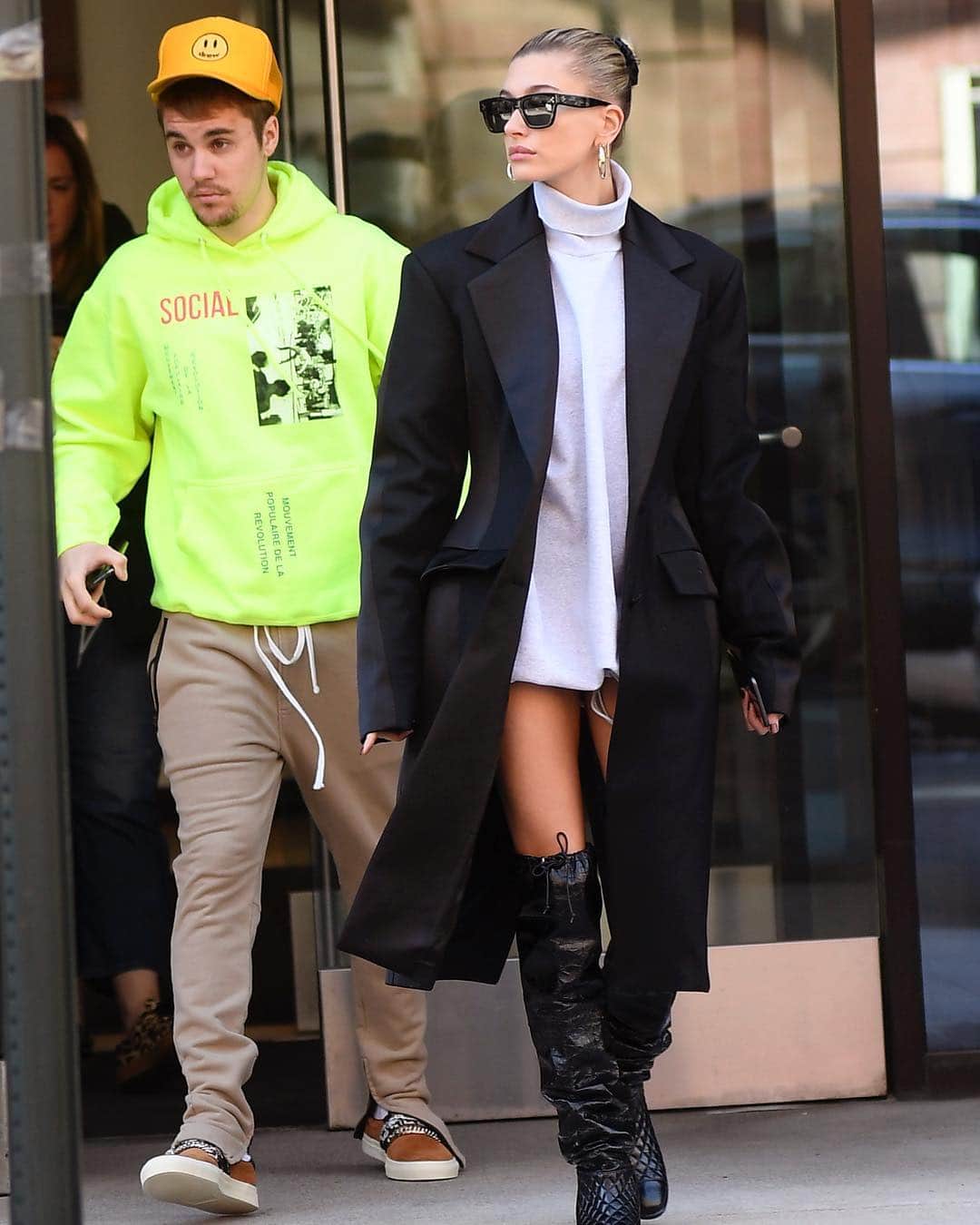 Just Jaredさんのインスタグラム写真 - (Just JaredInstagram)「@justinbieber gets the door for wife @haileybieber while stepping out in the Big Apple. More pics at JustJared.com #JustinBieber #HaileyBieber Photos: Backgrid, Splash」3月14日 11時56分 - justjared