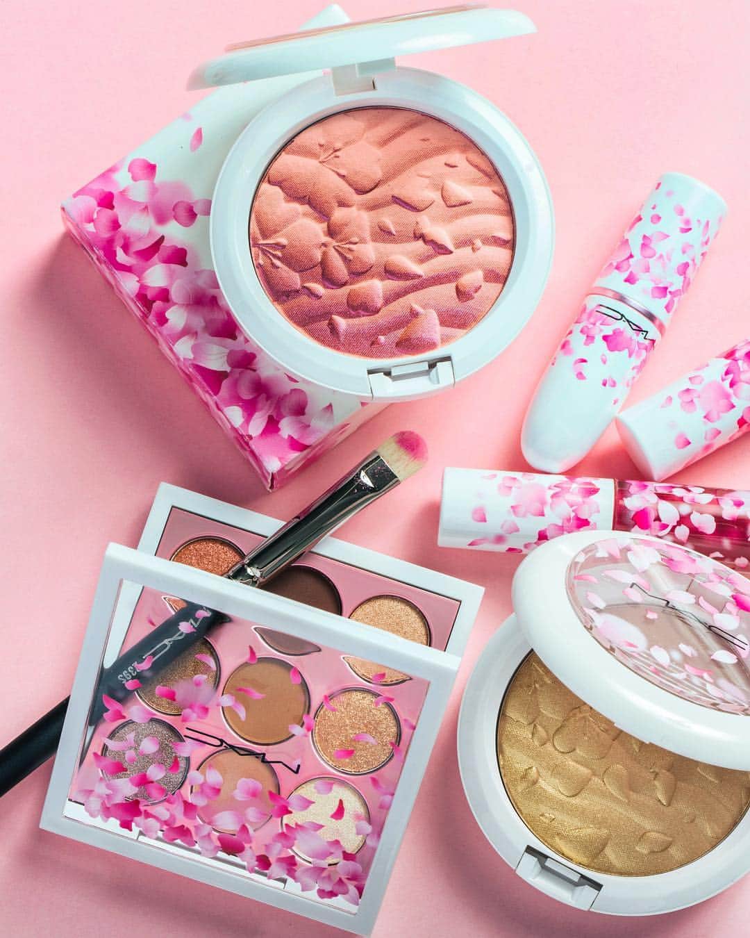 M∙A∙C Cosmetics Japanのインスタグラム：「⠀ 桜の花びらの限定コレクション #MACブームブームブルーム 全国店舗はいよいよ明日！3/15から発売🌸 ⠀ #MACBoomBoomBloom ⠀ DESIGN: M·A·C ARTIST RINO KASAI @macpro_tokyo @rino416 PHOTO: @takaki_iwata ⠀ ⠀ ⠀ ⠀ ⠀ ⠀ #MACCosmeticsJapan #MACコスメ #MACCosmetics #MACArtistChallenge #MyArtistCommunityJP #MAC #コスメ #メイク #リップ #リップスティック #リップグロス #MACリップ #MACアイメイク #MACアイシャドウ #アイシャドウ #アイシャドウパレット #パレット #ハイライター #チーク #MACチーク #フェイスパウダー #春 #スプリング #サクラ #桜 #CherryBlossom」