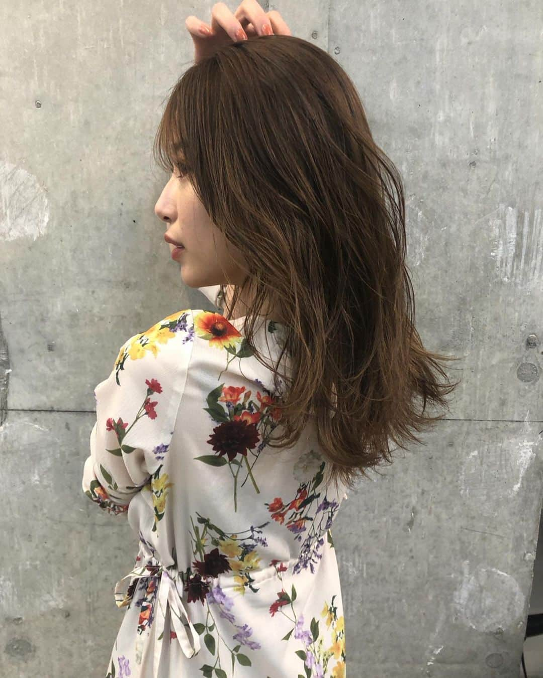 舟山久美子（くみっきー）さんのインスタグラム写真 - (舟山久美子（くみっきー）Instagram)「ヘアメンテナンス😉👌🏻 @kanakohorii  @yui.0623  トリートメントと、カットもして、巻きやすくしてもらいました✨3枚目、4枚目は、加工なしの色味です！ #hair #haircolor #ヘアカラー #ピンク 花柄は、ミコアメリのです✨ @micoameriofficial」3月14日 11時57分 - kumikofunayama