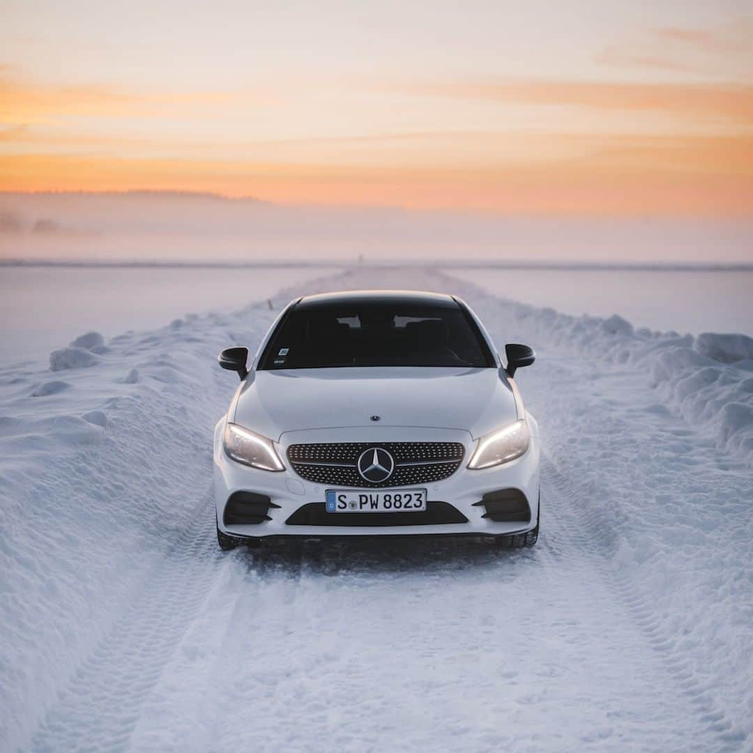 メルセデス・ベンツさんのインスタグラム写真 - (メルセデス・ベンツInstagram)「Hot and cool. 🔥❄️ 📸: @john_infinite_edits for #MBsocialcar [Mercedes-Benz C 300 Coupé | Kraftstoffverbrauch kombiniert: 6,7 l/100 km | CO2- Emissionen kombiniert: 152 g/km | mb4.me/RechtlicherHinweis]  #MercedesBenz #CClass #cars247 #car #cars #awesomecars #carsofinstagram #amazingcars」3月14日 12時00分 - mercedesbenz