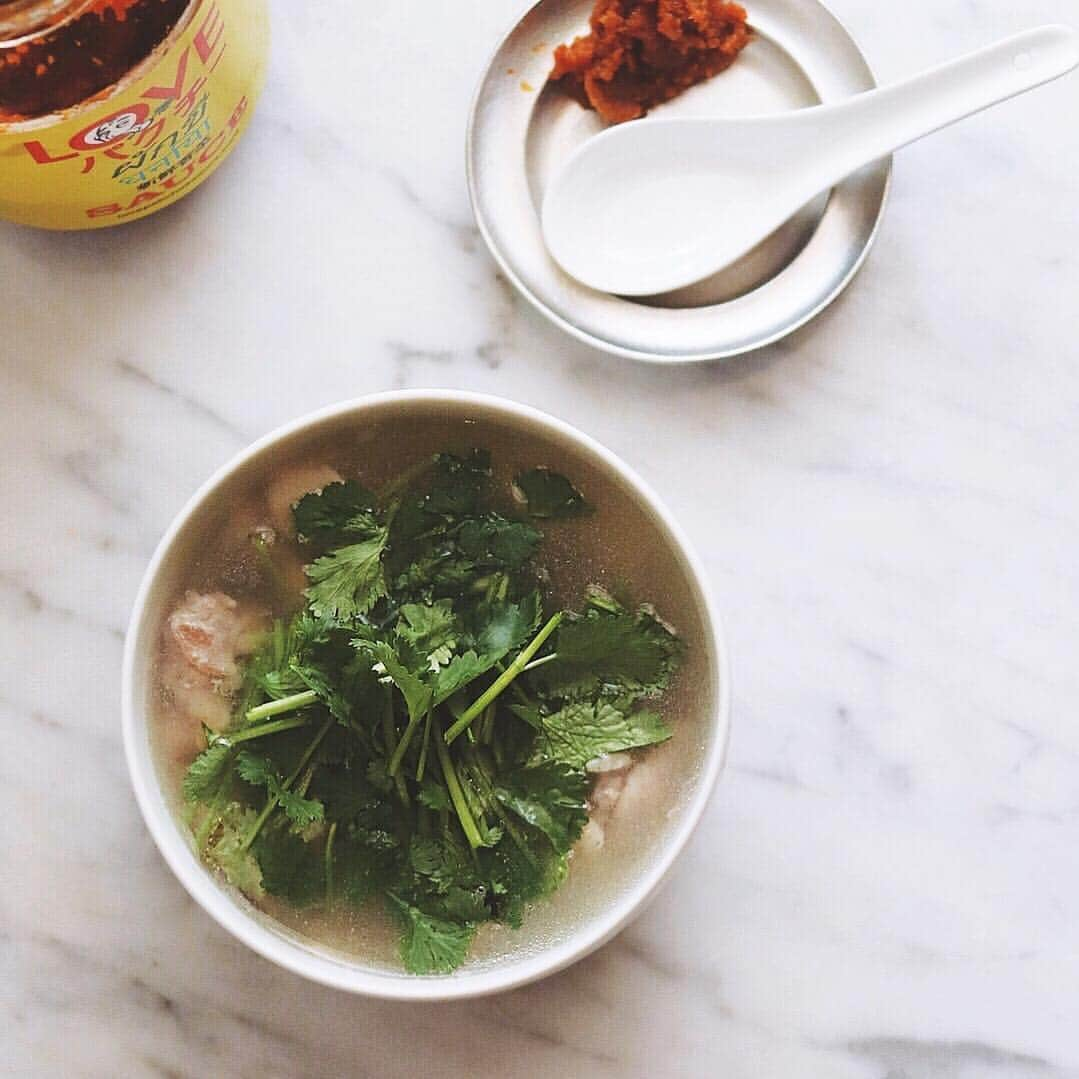 樋口正樹さんのインスタグラム写真 - (樋口正樹Instagram)「harusame soup . 今朝は春雨スープ。 鶏スープに鶏肉と たけのこと椎茸と 多めのパクチーと。 ラブパクソースで。 . . #春雨スープ #朝ベジスープ #朝スープ #ラブパク #LOVEパクチーソース #双円 #soup #soen #harusamesoup」3月14日 12時01分 - higuccini