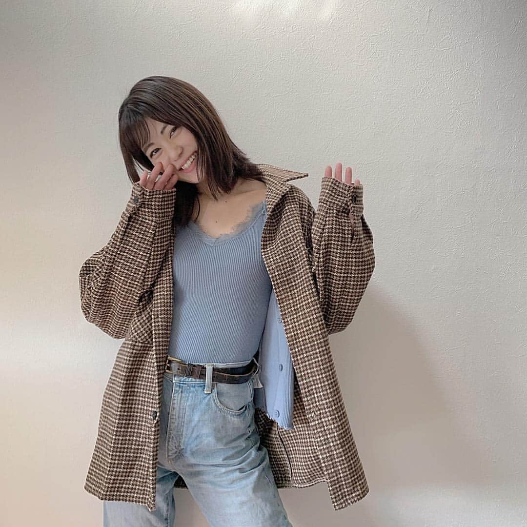 前田亜美のインスタグラム：「. . ほわいとな日。. . 昨日、たまたまお花屋さんの横を通りかかったら男性の方々が花を選んでいた。. チョコレート屋の隣を通りかかったら男性がたくさん並んでいた。. . ホワイトな世の中に包まれて素敵な世界になりますよーに˙ᵕ˙⑅﻿. . . そんな私は載せてない写真をあっぷする。私服。. @auntierosa_official  @beep_ss  @gu_for_all_」