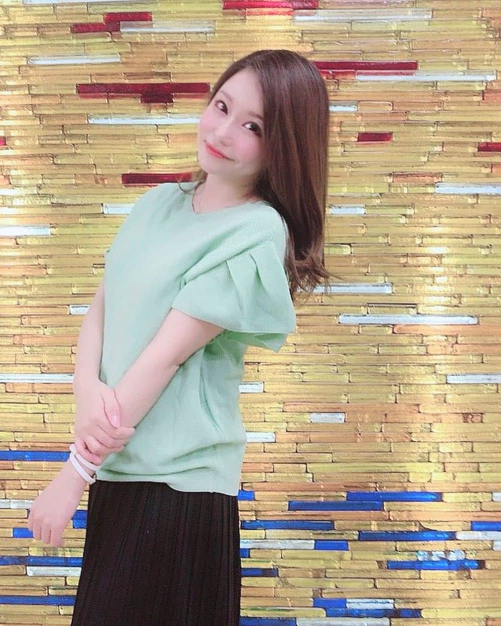 利咲のインスタグラム：「ABITOKYOという新しいブランドが本日ZOZOTOWNにデビューしました！ 可愛い新作の春物をご紹介します✨ . 👗２WAY袖フレアタックサマーニットTOPS👚 . ガーター編みのしゃり感のあるニット. . 袖のタック＆ラッフルがデザインポイント いい具合に二の腕を隠してくれて、着やすいです。 . . Vネックとクルーネックを前後着れて、２WAYで衿の雰囲気が変わるデザインが便利！ さらっとしたしゃり感のある涼しいニットなので初夏まで着れそう。 . ガーター編みできれいめスタイルからカジュアルまでコーディネートの幅が広がると思います。 . . ZOZOTOWNでオープン当日3月14日は、何と50％OFFになります！ . . この機会に本日ぜひ💕 . #ABITOKYO #abitokyo_collection #zozotown #summer #サマーニット #fashion #春物 #コーディネート . ZOZOTOWNでの店URLはこちら： http://zozo.jp/shop/abitokyo/」