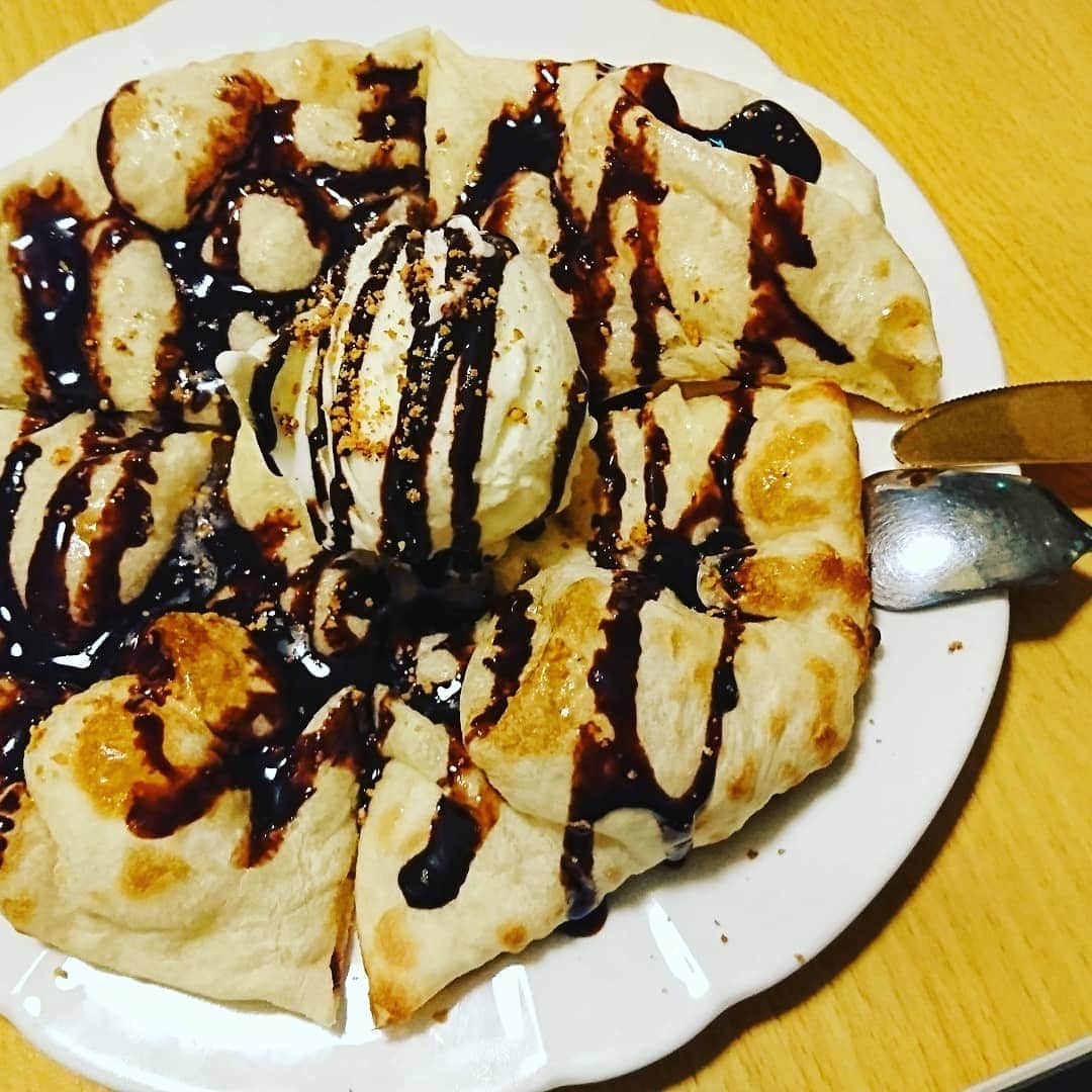 幸宮チノのインスタグラム：「チョコレートナン食べたくてアルバム見て心を落ち着かせる」