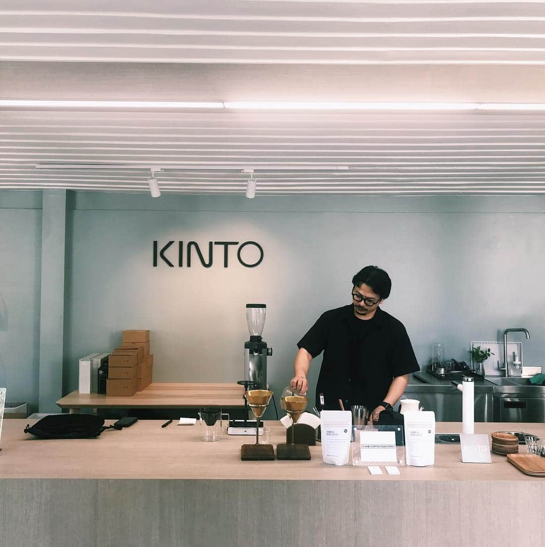 goodcoffeemeさんのインスタグラム写真 - (goodcoffeemeInstagram)「【Guest Barista Day 2】﻿ Hi Guys! It’s Team Roasted in Japan!﻿ ﻿ A guest barista at the pop-up store of KINTO (@kintointhailand). ﻿ ﻿ Today,AND COFFEE ROASTERS is waiting for your visit 😊☕️ ﻿ ﻿ ■ KINTO pop up store﻿ Schedule: 10:00-19:00﻿ Venue: 77/1 Soi Phaholyothin 5 (Aree 1), Bangkok, 10700﻿ ﻿ 3/13 (Wed): Good coffee﻿ 3/14 (Thu): AND COFFEE ROASTERS (Kumamoto Prefecture) / Yamane Yousuke (@andcoffeeroasters)﻿ 3/15 (Fri): Glitch Coffee & Roasters (Tokyo) / Kiyokazu Suzuki (@glitch_coffee)﻿ 3/18 (Mon): Takamura Coffee Roasters (Osaka) / Yuya Iwasaki (@takamura_coffee_roasters) ﻿ ﻿ ﻿ 【ゲストバリスタ2日目】﻿ こんにちは、チームRoasted in Japan です！﻿ ﻿ KINTO（@kintointhailand）のポップアップストアでのゲストバリスタのご紹介です。﻿ ﻿ 本日はAND COFFEE ROASTERS が店頭にて皆さまをお待ちしております😊☕️﻿ ﻿ ﻿  #kintoexhibit﻿」3月14日 12時05分 - goodcoffeeme