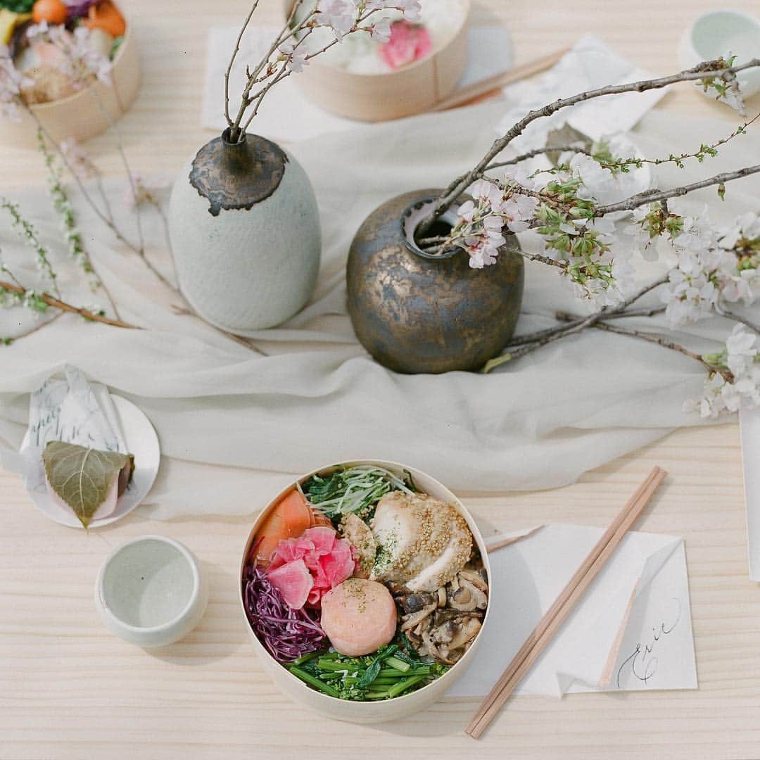 Veronica Halimさんのインスタグラム写真 - (Veronica HalimInstagram)「Last Spring, We did a picnic pre wedding styled shoot during the cherry blossom season in Japan. It was the prettiest set up with all the spring colour painted in this tablescape. We handpicked all the delicious seasonal bento, wagashi and sake, custom made paper items inspired by the 100 poems, Hyakunin Isshu, and topped with the beautiful flowers. Can’t wait for another picnic this year! — 📷 @gregfinck — #truffypi #vhcalligraphy #autumnandmeadow #styledshoot #fineartwedding #calligraphy #spring #autumnandmeadow #japanspring #styling #tokyostyling #wabisabi #tabledecor #invitationdesign #weddinginvitation #weddingstationary #stylemepretty #bridestory #oncewed #ウェディング前撮り #花嫁 #結婚 #結婚式 #春婚 #結婚式準備」3月14日 12時17分 - truffypi