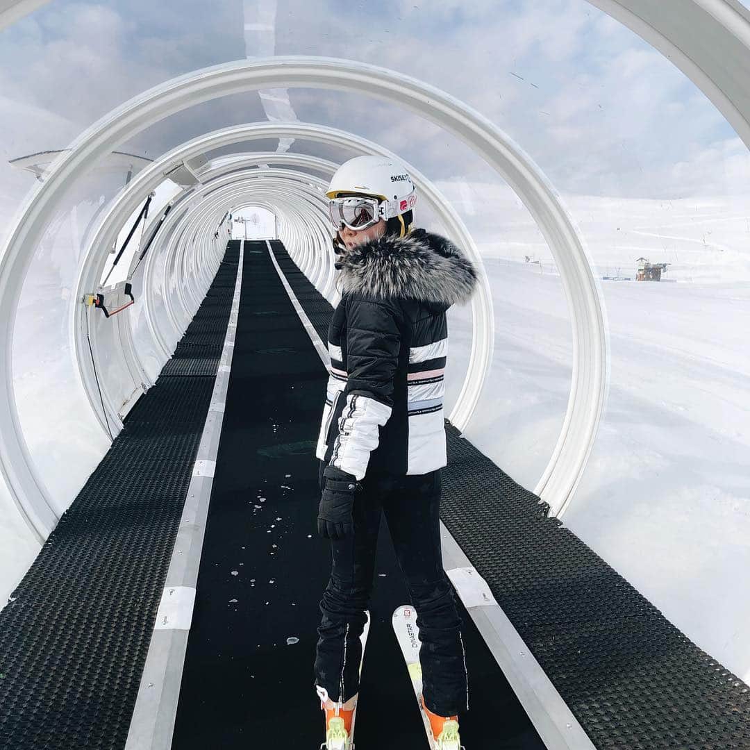 クリスティン・ウェイさんのインスタグラム写真 - (クリスティン・ウェイInstagram)「Ski with my coach. She is really fun coach.she likes dancing during ski #ski #alpedhuez #skiinfrance #welltravelled」3月14日 12時27分 - prettywhy