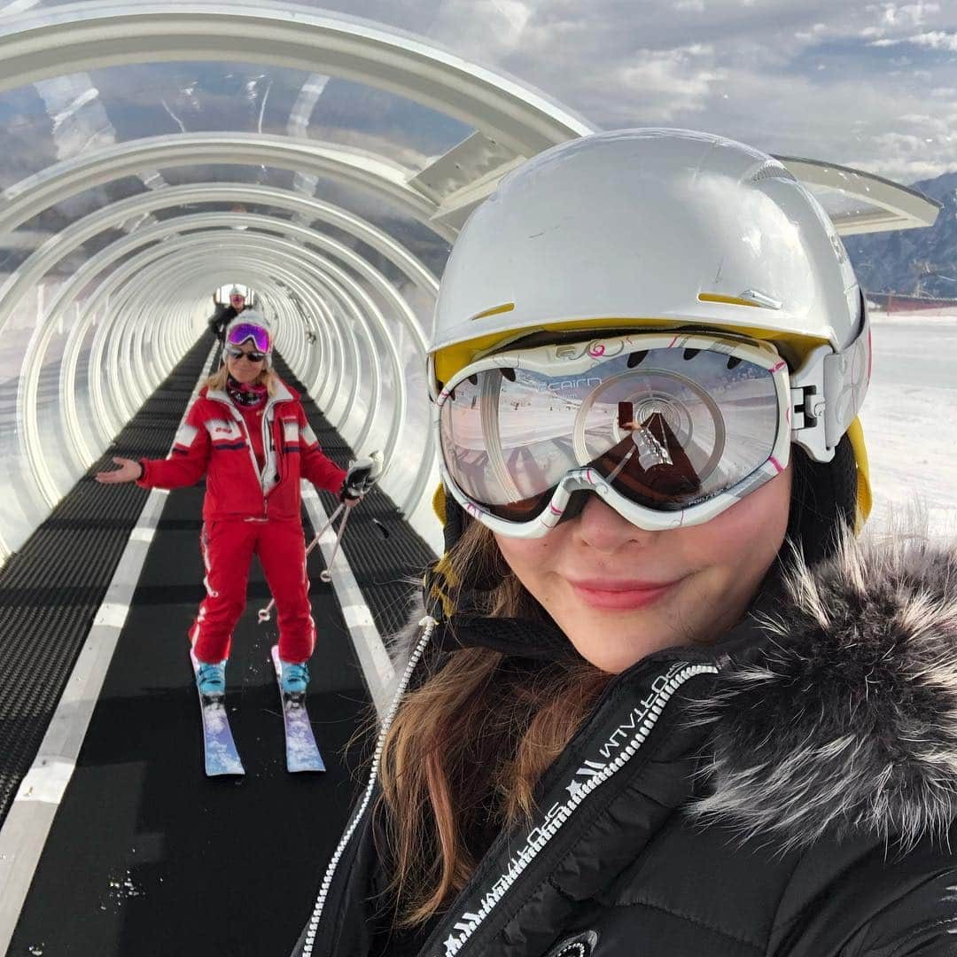 クリスティン・ウェイさんのインスタグラム写真 - (クリスティン・ウェイInstagram)「Ski with my coach. She is really fun coach.she likes dancing during ski #ski #alpedhuez #skiinfrance #welltravelled」3月14日 12時27分 - prettywhy