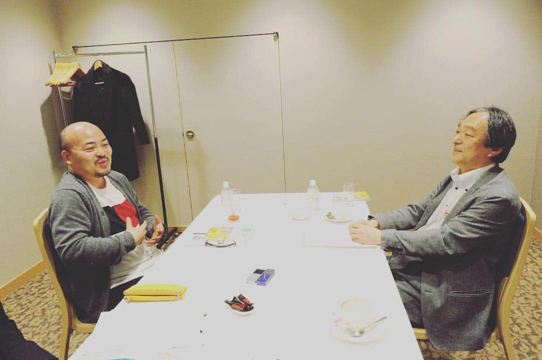 原田曜平さんのインスタグラム写真 - (原田曜平Instagram)「中央大学の家族社会学の山田昌弘先生と久々に対談させて頂く。 人生で最も尊敬している方のお一人。 思えば、「平成」は山田先生の時代だった。 パラサイトシングル、希望格差社会、婚活・・・山田先生が研究の下創られたキーワードは、 今でも「平成」を分析する大きな因子になっている。 先生は北区出身で、ひろゆきさん、津田大介さん、僕。皆、実家がご近所。 なんか、このメンバーを見ると、北区の屈折具合が。。。（笑） 先生は61歳。まだまだお元気。 僕も先生のように優しく、斜めの視点を持ち続けられるシニアになりたいな。 次の元号は僕も時代を表すキーワードを先生のようにたくさん生み出したしたし。」3月14日 12時24分 - yohei.harada_official