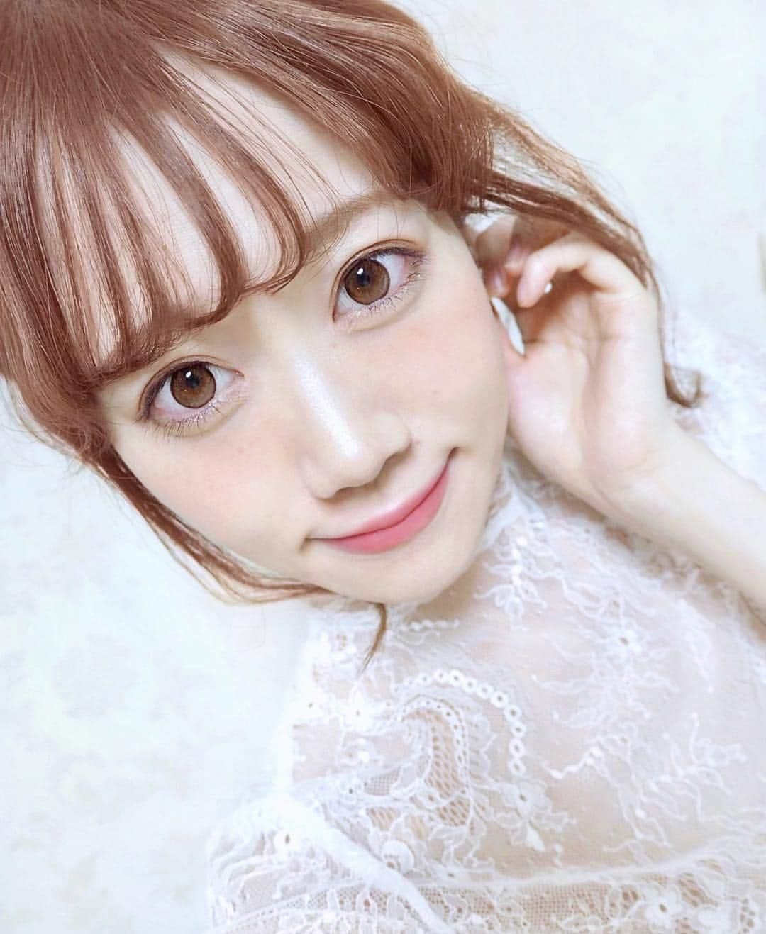 佐藤瀬奈さんのインスタグラム写真 - (佐藤瀬奈Instagram)「今日は《面長改善メイク》に挑戦してみたよ〜☺️💄⠀ ⠀ うん、なんとなく縮まって見える気がする⁉︎笑 目の錯覚ってすごいよね😳✨⠀ ⠀ 昔から面長が嫌で丸顔に憧れを持っていたので メイクで少しでも改善できるのは嬉しい🙈💕⠀ ⠀ ポイントは5つ！ ①涙袋を描く ②上まつ毛はビューラーをせず、下まつ毛にたっぷりマスカラを塗る ②チークは高めの位置で横長に入れる ③顎と額にシェーディング ④リップライナーで唇をふっくらさせる⠀ ⠀ これだけ🥰！⠀ ⠀ 顔の空白を埋めるようにメイクするイメージかな✨ ふと鏡を見た時に「おぉ😳？」と違いを感じるくらいにはなったよ✨⠀ ⠀ そして面長改善にはカラコン選びもとっても重要！ 瞳をクッキリさせて強調する事によって、意識を顔の上の方に集中させる事ができるんです😎⠀ ⠀ ちなみに私が今つけているのはエンチュールのリゼット👀✨ 太フチで瞳を強調してくれつつ、ナチュラルカラーでとっても自然なのでお気に入り♡ どんな瞳の色にも馴染むカラーだと思う🤗💕⠀ ⠀ さて午後も頑張りましょう♡ ・ ・ ・ #せぷメイク  #メイク #カラコン#カラコンレポ  #エンチュール #面長#メイク術  #コスメマニア  #emtulle #ipsa #excel #jouetie」3月14日 12時24分 - senapuu