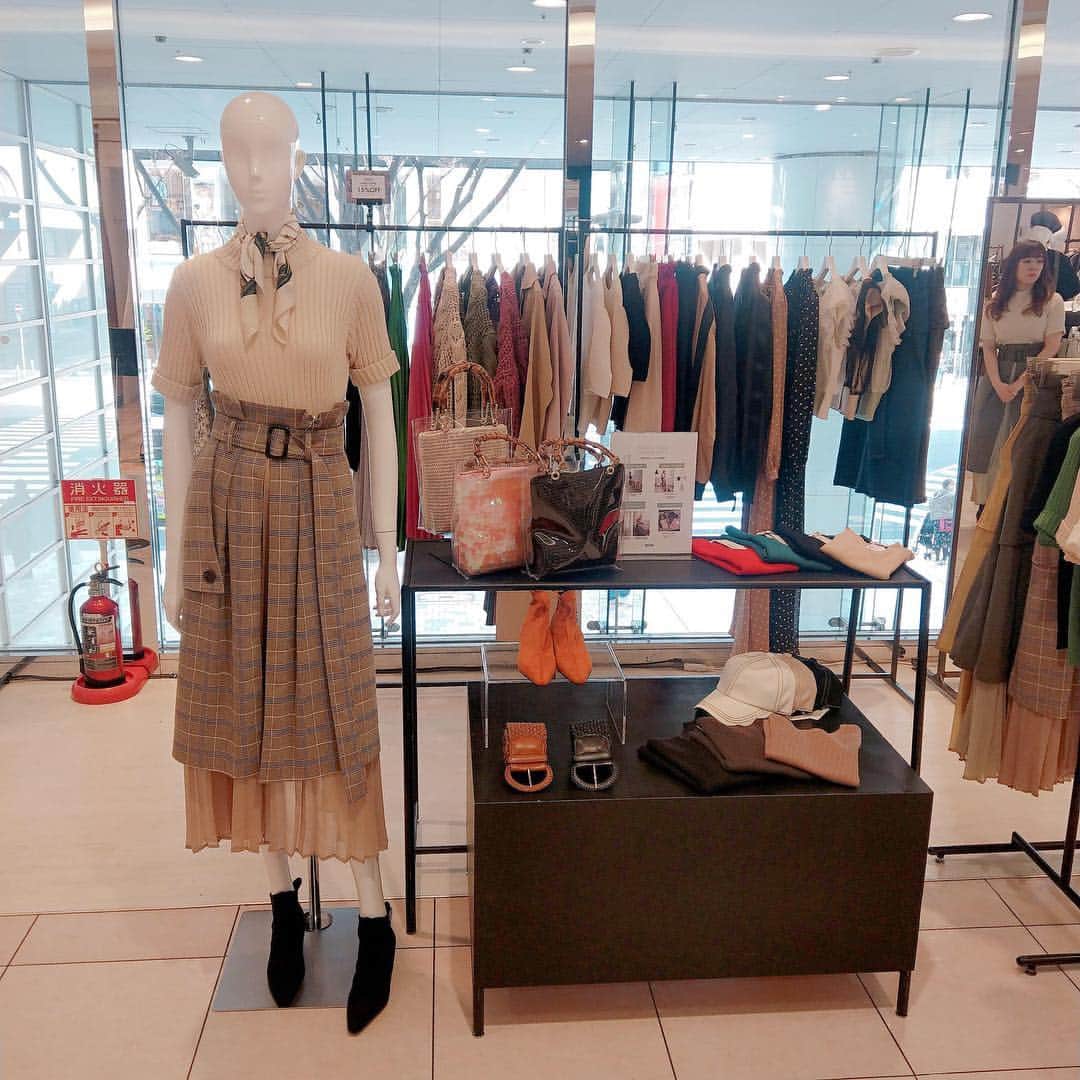 名古屋パルコさんのインスタグラム写真 - (名古屋パルコInstagram)「【西館2階 エクラン】本日NEW OPEN！ . ECLIN(エクラン)はトレンドを意識したフェミニティとクリアなセンシュアルモードで女性の心をくすぐるリアルクローズを提案します。💁‍♀️ . 3/14(木)〜17(日)限定でオープニングイベント開催！ . スペシャルプライスアイテムや限定アイテムなどが登場！🙌 さらに20,000円(税込)以上お買い上げでノベルティもプレゼント！🎁 . ぜひお越しください🥰 . . . ◆30th PARTY SALE 開催！◆ 30th PARTY SALE(3.15 fri - 3.21 thu)開催中！ 〈PARCOカード〉でおトクな7日間。 人気ショップが店頭にてSALEに加え、〈PARCOカード〉ご利用・新規ご入会で5%OFF、クラスS会員様は10%OFF！ ※ご請求時。 . 詳細はプロフィール画面のURL 名古屋パルコホームページをチェック . #名古屋パルコ #名古屋 #nagoya #parco #nagoyaparco #栄  #sakae #矢場町 #partysale #sale #セール #eclin #エクラン #限定アイテム #limiteditem #limitedprice #ノベルティ #novelty」3月14日 12時26分 - parco_nagoya_official