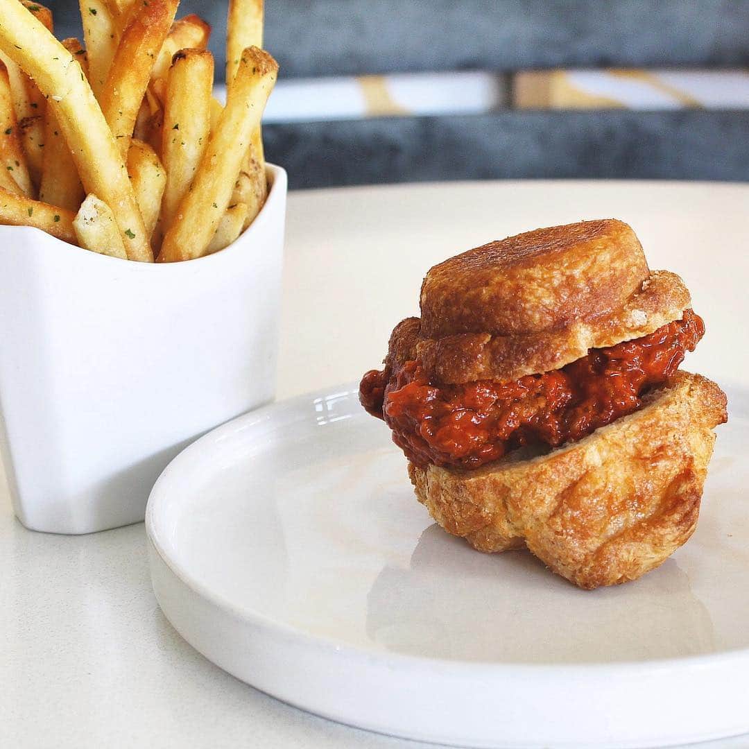DOMINIQUE ANSEL BAKERYさんのインスタグラム写真 - (DOMINIQUE ANSEL BAKERYInstagram)「Our Spicy Fried Chicken DKA Sandwich, one of four different burgers for Dom’s Burger Park at @189bydominiqueansel. Crispy fried chicken with housemade hot sauce on our signature DKA (Dominique’s Kouign Amman) - can’t wait for this one. 🙌 Come picnic with us MON-FRI 3/18-22 and 3/25-29 from 11:30am-2:30pm. #DomsBurgerPark @thegrovela #189byDominiqueAnsel」3月14日 12時35分 - dominiqueansel
