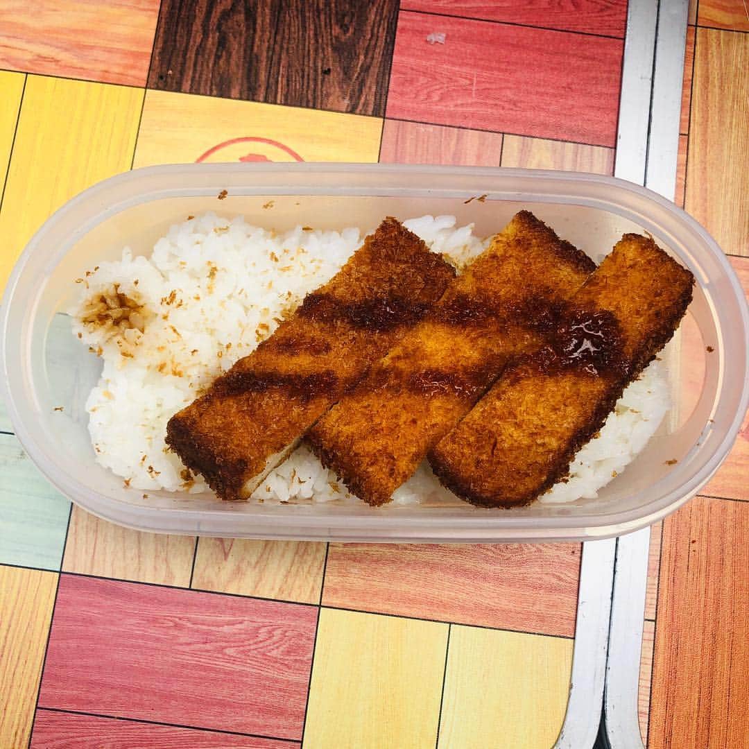 日本テレビ「節約ロック」さんのインスタグラム写真 - (日本テレビ「節約ロック」Instagram)「【節約術おさらいクイズ🎸】みなさんの今日のランチはなんですか？ある日のタカオのお弁当。美味しそうなソースカツ丼…と見せかけて実はトンカツの中身は🤣？？ #けっこう美味しい #カロリー高め #キャベツ欲しい #お弁当箱はタッパー #つまみ食い後 #節約ロック #ntv #第9話3月18日月曜深夜24時59分」3月14日 12時28分 - setsuyaku_ntv