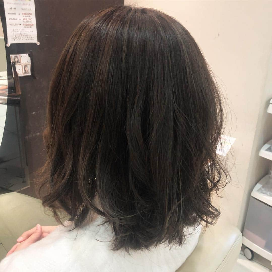 Lunonのインスタグラム：「《アッシュベージュナチュラルハイライト》 . .  Lunon ☏ 06-6341-5535 menu cut color ）⇨ ¥3780 perm . hot pepper or お電話✆ にて お気軽にご連絡ください✭ . . #Lunon#大阪美容室#大阪#野田阪神#福島#美容室 #大阪カフェ#カフェ#cafe#ブリーチ #hairstyle#haircolor#女子力 #メイク#エステ#アレンジ#マツエク #美肌#美白#リップ#ヘアアレンジ #color#デザイン#ハイライト #グラデーション#スタイリング #おしゃれ#おしゃれさんと繋がりたい」