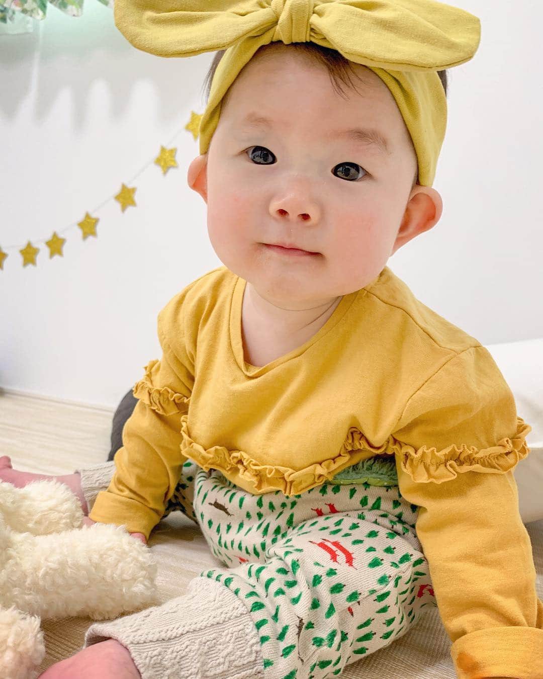 のインスタグラム：「#yellow 🏵 ・ 最近#黄色 が#マイブーム ✨ ・ #春 だからかな。笑 ・ 娘にも#黄色コーデ 😋可愛い💕 ・ トップスは @zarakids baby でボトムは @ragmart__official だよ✨ ・ #くまのふかふか ʕ•ᴥ•ʔ 食おうとしてるけどw ・ ・ ・ #ragmart #zarababy #今日のコーデ #赤ちゃんコーデ #babyfashion #コーデ #7months #7ヶ月baby #女の子ママ #新米ママと繋がりたい #赤ちゃんのいる生活 #おもちゃ #baby #女の子ベビー #youtuber #毎日バタバタ #30代初ママ #育児 #赤ちゃんとチワワ #photooftheday」