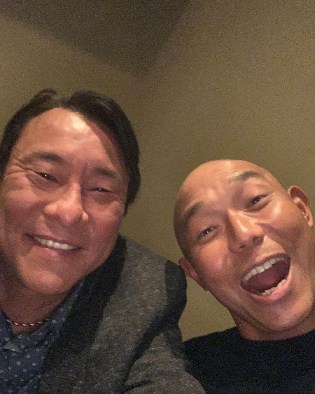 のインスタグラム：「・ 先日放送された『有吉反省会』で、自撮りが下手だと話題にった 池山隆寛さん  自撮りで写真撮られましたが、なかなか上手かったです  #池山隆寛 さん #ヤクルトスワローズ #有吉反省会 #ブンブン丸 #2枚撮り直したが何も変わらず #写真をラインで送ってくれたが同じ写真を何枚も送ってくるという怪奇現象 #めちゃくちゃ良い方 #気さく #ちょっと天然な感じも #逆光は大丈夫かな #そうすけ」