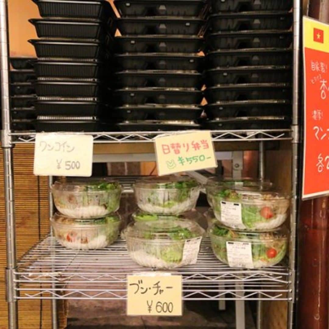 ベトナムフロッグ汐留のインスタグラム：「こんにちは、東京・汐留のベトナム料理専門店、ベトナムフロッグです！ ブログ更新しました！ 「春のうららかな陽気の下で、ベトナムフロッグのお弁当をお楽しみください」 是非ご来店をお待ちしております。  アジアンテイストを楽しみにきてくださいね♪ ▼詳しくはこちら▼ http://vietnam-frog.co/blog/ ☎電話番号：05073002964  #ベトナム料理 #アジアン #パクチー #タイカレー #女子会 #誕生日 #新橋 #汐留」