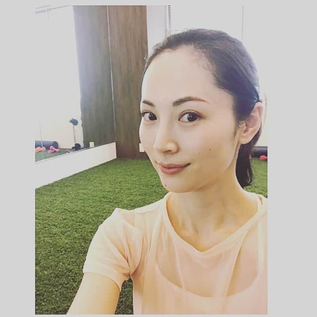 日高薫のインスタグラム：「トレーニング行くときのメイクは時短10分メイク😊💄 最後にブラウンアイシャドウを薬指で塗って 奥行きのあるメイク完成🌸 幅広く塗ると目が大きく見えるからアイライナーの時間省けて楽チン✌️ #makeup #make #メイク #時短メイク #ママメイク#instagood #instamakeup #beauty #instabeauty #美容 #ブラウンメイク」