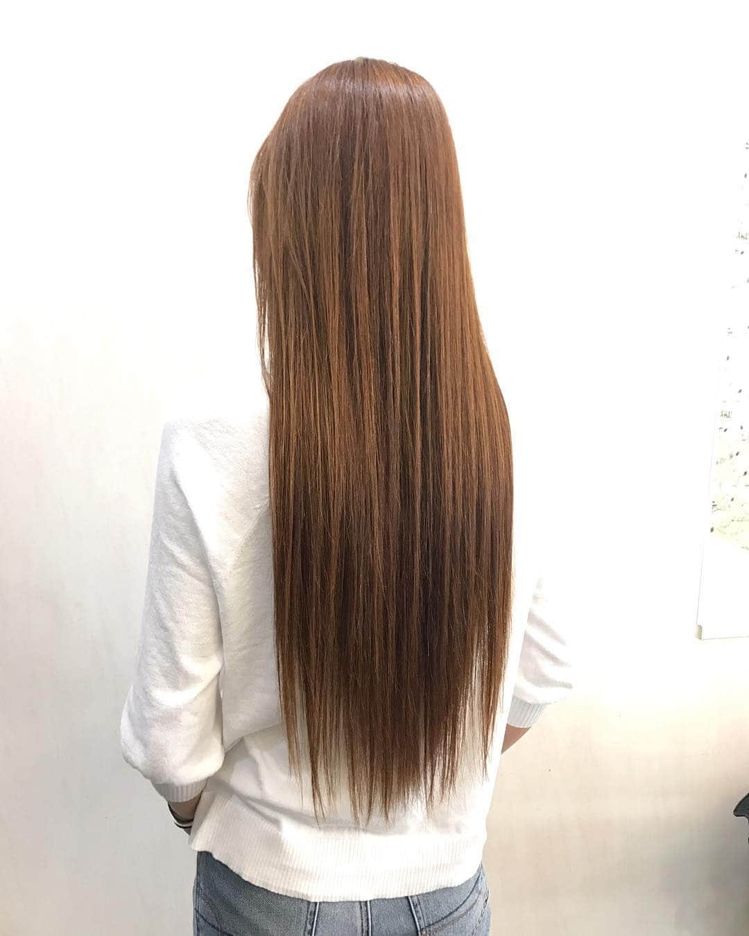 のインスタグラム：「. . ▶︎▶︎スライドしてね▶︎▶︎ . 今回はリタッチにした🧡 何にも言わなくても枝毛とか綺麗にカットしてる🥺 廣木姉ありがとん😘😘 . . 💈美容院Dista💈 千葉県松戸市松戸1276-1ファミールスクエア松戸 リーラコモンズ102B JR松戸駅徒歩3分 . #dista #hairsalon #longhair #color #treatment #momlife #beauty  #ディスタ #松戸 #ヘアーサロン #ロングヘアー #トリートメント  #巻き髪 #ゆる巻き #ヘアーメイク  #子連れok #ママに優しいサロン #サラサラ #スーパーロングヘア #自毛 #自毛が1番 #綺麗」