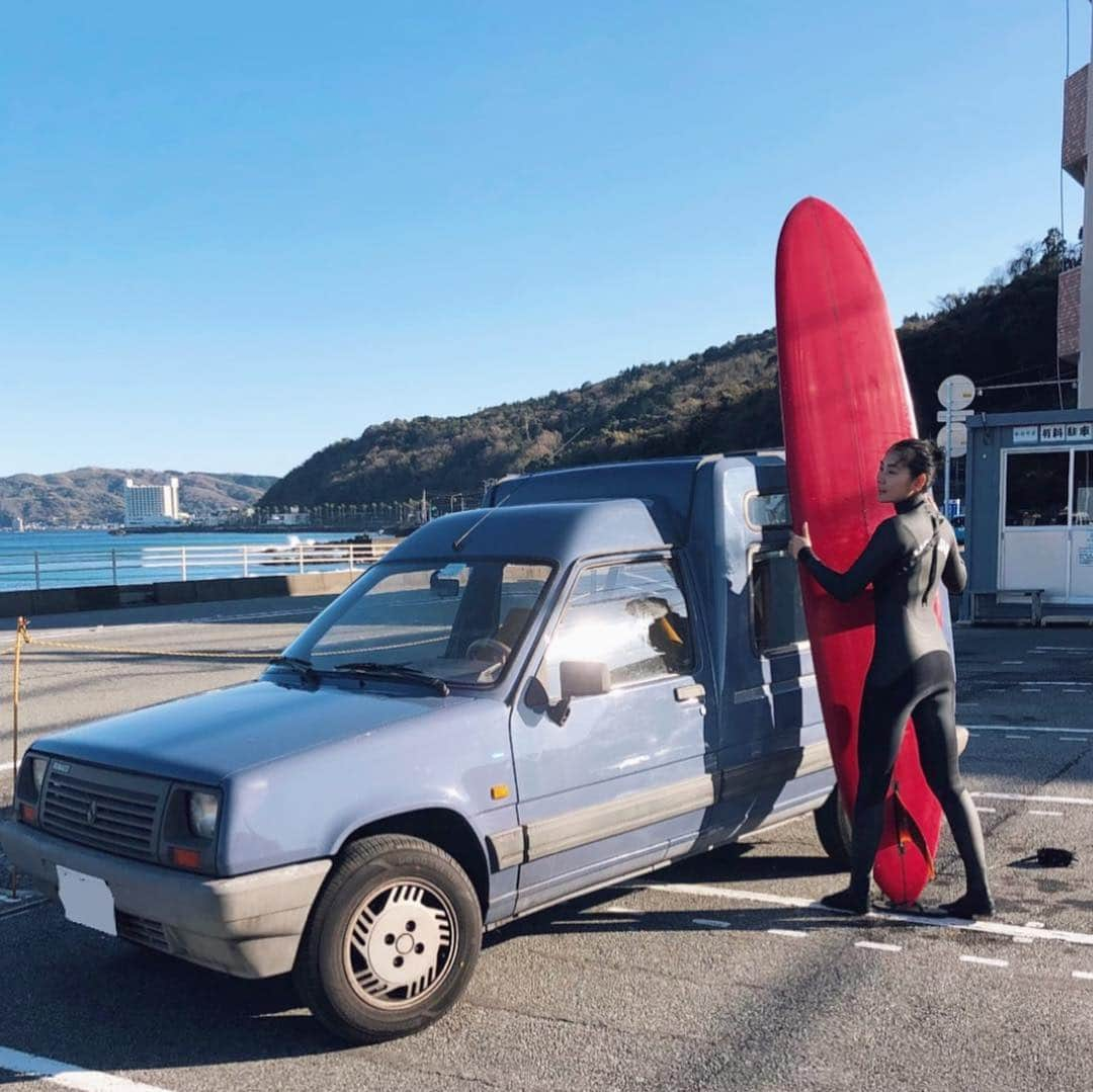 瀬畑茉有子さんのインスタグラム写真 - (瀬畑茉有子Instagram)「🚙🏄‍♀️🌊🏝 . . 赤のボードとブルー色の組み合わせがなんか好き🌈 . .  #tbt #trip #surftrip #izu #onsen #renaultexpress #car #travelphotography #surf #sea  #nature #surfing #sun  #company #nature #photooftheday  #gatoheroi #naturephotography #detox #goodvibes #surfgirl #model #japanesemodel #宇佐美海岸  #三宿第一サーフィン部 #サーフィンガール #🏄‍♀️ #伊豆」3月14日 12時39分 - sehatamayuko