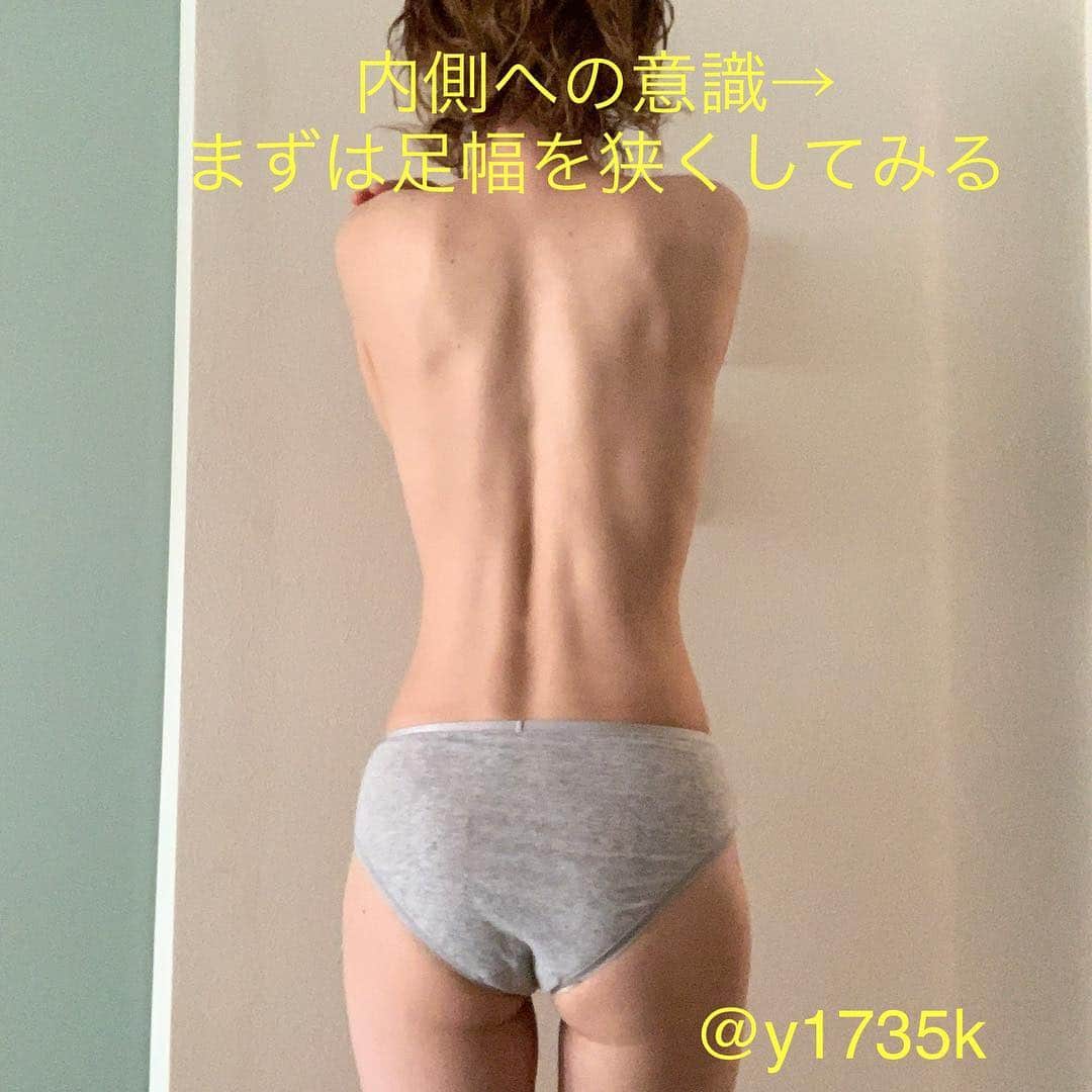 y1735kのインスタグラム：「『骨盤底筋使えているか わかりません。 気づいたら、ふニャーっと抜けて姿勢も崩れてます』という 相談受けます。 ・ 骨盤底筋  たしかに見えない部分にあるし 女性は使えてますという目に見えるサインもないのでとても難しいですよね。 ・ 男性だと、肛門の少し前をキュっと引き上げるようにすると、男性器も上にグッと動くんですよ（骨盤底筋の弾力は勃起する力にも繋がっているのです） ・ ・ それでも、とっても大事な部分。これから先美しく心地よく 年齢を重ねるためには積極的に意識、ケアが必要です。・ ・ ３つの穴の周りを均等に鍛え、またゆるめることもできるというコントロール力をつけなければなりません。 ・ YUKO本でも引き上げの確認法としてP75にイラスト説明が記載してありますが、なんかもうわからないよーーという方は まず ・ ［足幅を狭くしてみてください］ ・ 相談受ける方の殆どは 足幅が広いように思います。でーんと肩幅くらい開いてます。 ・ 足幅が広いと その分 バランスは保ちやすくなりますが外側の筋肉を必要以上に使ってしまい、内側の筋肉を意識しづらくなってきます。内側の力が 外に漏れてる感じでしょうか、、。 ・ まず、足幅を狭く修正してみましょう。 狭くなった分、バランスを取るのが難しく、自ずと身体の内側の力が生み出されるはずです。 ・ 肩幅→骨盤幅〜坐骨幅。 もちろん、つま先の向きも大事です。 人差し指と足首中央のラインが一直線上。 ・ （本P57〜75合わせてお読み頂けると幸いです） ・ お化粧と同じで、下地が安定してないと、上に乗るファンデーションのノリ、モチもかわってきますよね。 同じことが身体でも言えるなぁと思っていて、内側であるインナーマッスルとされる土台が大事。インナーマッスルって地味な動きのトレーニングが多いし、強化、定着するのにも時間がかかるけれど、きっと定着してきた頃には身体が変わってきているはず！ ・ ヨガのポーズも 骨盤底筋の引き上げ（バンダ）がいかに重要なんだなと日々感じます。 ・ 『足幅を狭く』 参考になると嬉しいです！ ・ #yoga #骨盤底筋」