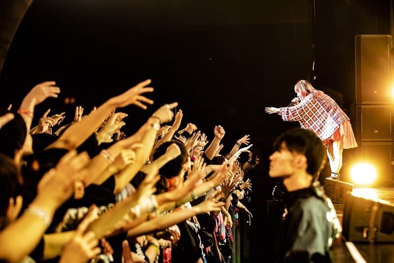 LiSAさんのインスタグラム写真 - (LiSAInstagram)「SUPER BEAVER「都会のラクダ“ホール＆ライブハウス”TOUR 2019〜立ちと座りと、ラクダ放題〜」@ Zepp Tokyo vs LiSA  大好きなロックヒーローバンドの対バンツアーにソロシンガーの私を仲間入りさせていただいて幸せです。 本当に楽しかった。 一つ一つが沁みたなぁ。一つ一つに魂が全部こもってるんだよなぁ。今日もほんんんっとかっこよかったなぁ。ありがとう。  #SUPERBEAVER #LiSA  @superbeaver_official  @gyakutarou @yayayayanagi @kentauesugi @hiroaki_drums_superbeaver  @cazrowaoki」3月14日 12時41分 - xlisa_olivex