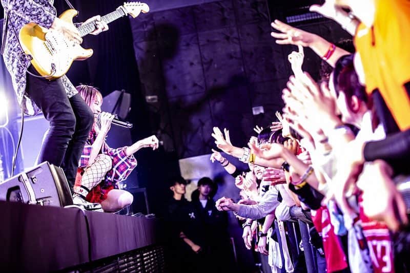 LiSAさんのインスタグラム写真 - (LiSAInstagram)「SUPER BEAVER「都会のラクダ“ホール＆ライブハウス”TOUR 2019〜立ちと座りと、ラクダ放題〜」@ Zepp Tokyo vs LiSA  大好きなロックヒーローバンドの対バンツアーにソロシンガーの私を仲間入りさせていただいて幸せです。 本当に楽しかった。 一つ一つが沁みたなぁ。一つ一つに魂が全部こもってるんだよなぁ。今日もほんんんっとかっこよかったなぁ。ありがとう。  #SUPERBEAVER #LiSA  @superbeaver_official  @gyakutarou @yayayayanagi @kentauesugi @hiroaki_drums_superbeaver  @cazrowaoki」3月14日 12時41分 - xlisa_olivex