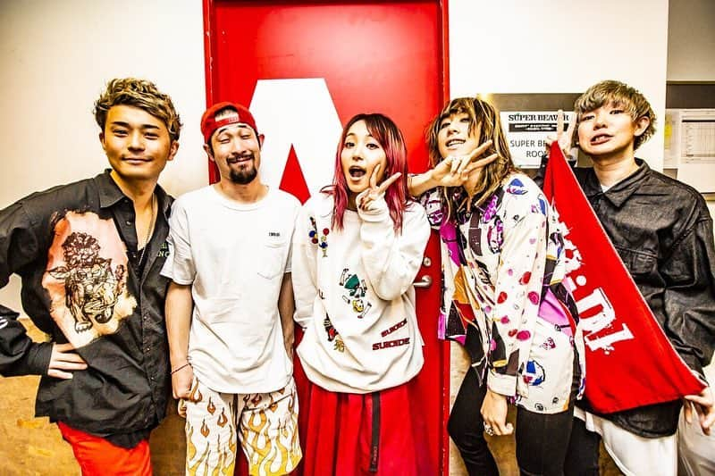 LiSAさんのインスタグラム写真 - (LiSAInstagram)「SUPER BEAVER「都会のラクダ“ホール＆ライブハウス”TOUR 2019〜立ちと座りと、ラクダ放題〜」@ Zepp Tokyo vs LiSA  大好きなロックヒーローバンドの対バンツアーにソロシンガーの私を仲間入りさせていただいて幸せです。 本当に楽しかった。 一つ一つが沁みたなぁ。一つ一つに魂が全部こもってるんだよなぁ。今日もほんんんっとかっこよかったなぁ。ありがとう。  #SUPERBEAVER #LiSA  @superbeaver_official  @gyakutarou @yayayayanagi @kentauesugi @hiroaki_drums_superbeaver  @cazrowaoki」3月14日 12時41分 - xlisa_olivex