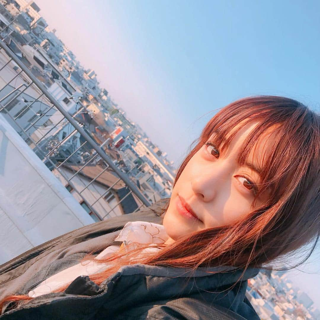 GINGERさんのインスタグラム写真 - (GINGERInstagram)「4月号に登場してくれた美月ちゃん♡誌面はクールな表情で素敵に春服を着こなしてくれましたが、当日は風も強く超極寒☃️そうとは感じさせないカッコいい仕上がりはさすが✨ #gingermagazine  #山本美月 #オフショット #GINGER4月号 #seebychloé  #ginger #ジンジャー #gingerweb」3月14日 12時43分 - ginger_magazine