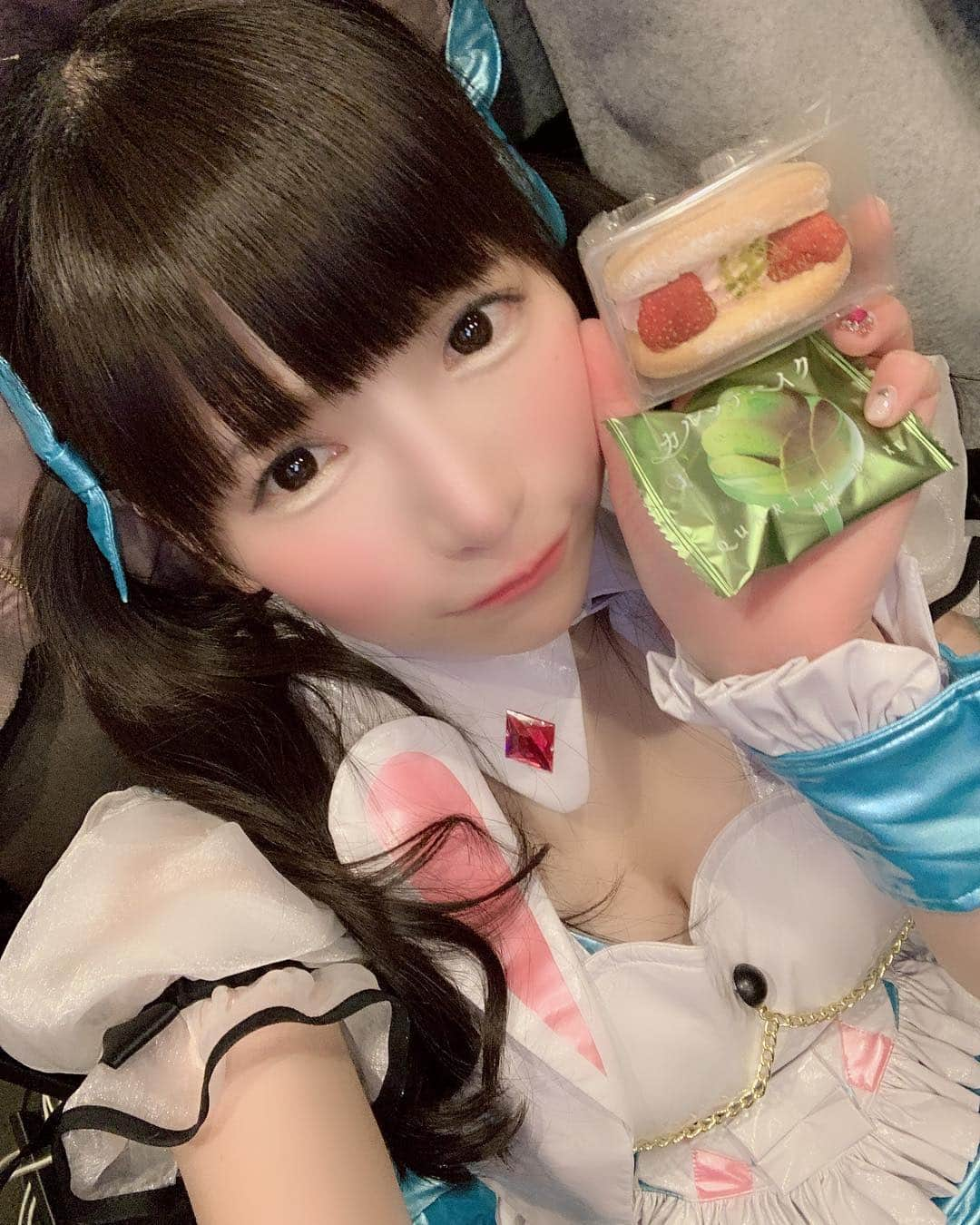 もえのあずきさんのインスタグラム写真 - (もえのあずきInstagram)「ルイズさんとスタッフさんがホワイトデーのお菓子くれはった☺️💓 いつもありがとうございます😊 #ホワイトデー#ルイズ さん#エラバレシ #アイドル衣装」3月14日 12時43分 - moeazukitty