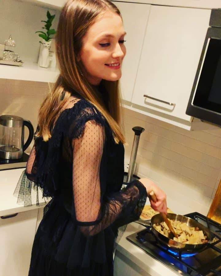 ヴラダ・ロスリャコヴァのインスタグラム：「There are many people you can go to a fancy restaurant with... but only with very special ones you want to share this midnight “macarony po-flotsky” moments. Right @violettamalakhova ? Wearing @darja_donezz ❤️」