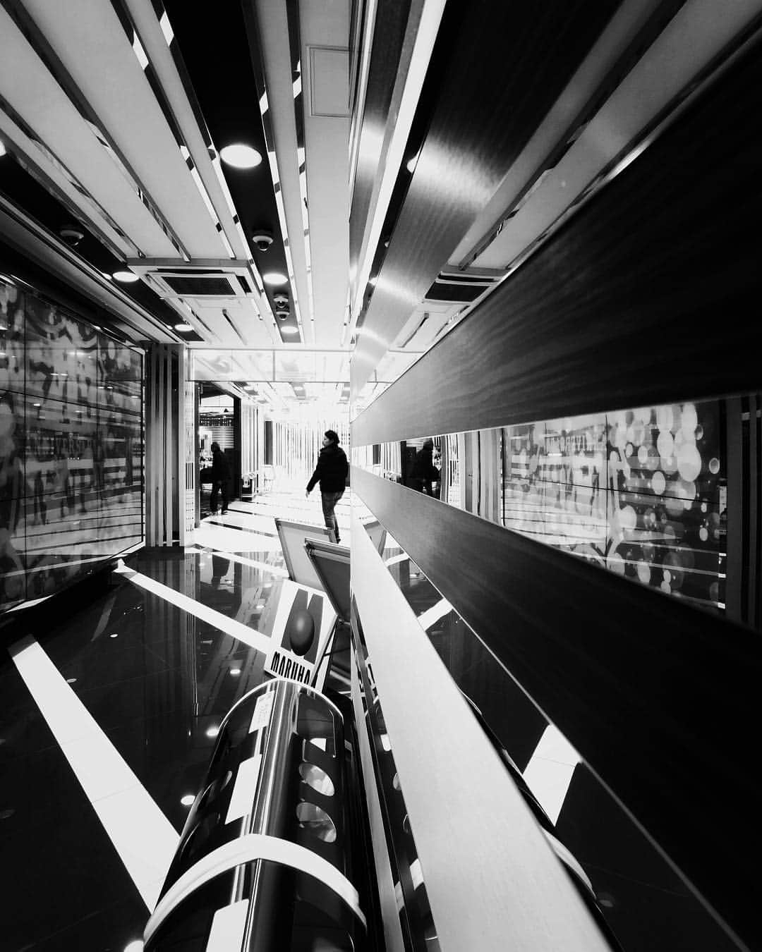 のインスタグラム：「. line(Osaka) iPhonex #jhp角から線 #shotoniphone #shotoniphonex #temma190310 . Capture Your Moment‼︎ @tokyo_grapher 📱 #ShotOn_TG #tg_wide . #igersjp #hueart_life #indies_gram #team_jp_モノクロ #inspirationcultmag ＿＿＿＿＿＿＿＿＿＿＿＿＿＿＿＿＿＿＿＿＿＿＿＿＿ #__bnwart__ #flair_bw #instagram #東京カメラ部 #大阪万博2025」