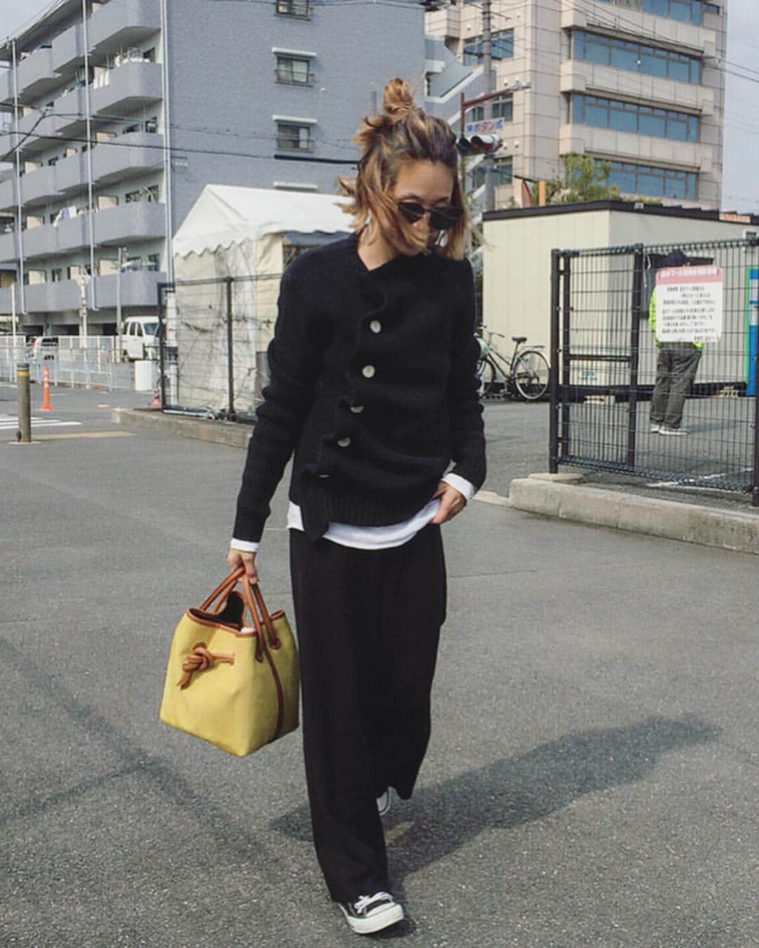 のインスタグラム：「着回し¨̮ブラックコーデ . .  ブラックだし、ちょいとレイヤードしてみる▹▸ 暖かいんだか、寒いんだか、分からず。 まだアウターも 手放せない´`* . . knit @donobanweb  pants  #ボトムス：#神戸レタス @kobe_lettuce (M2250)  bag @oandi_official  shoes @converse_jp . . . #衣替えのタイミングいつ . . #ボブ#ミニマムボブ#ボブヘアー#ハーフアップ#ヘアアレンジ#ブラックコーデ#春コーデ#ママコーデ#ニット #レイヤード#モノトーン#ゆるコーデ着回しコーデプチプラコーデ#プチプラ#大人カジュアル#アラサーコーデ#アラフォーコーデ#locari#ponte_fashion #mineby3mootd #mamagirl」