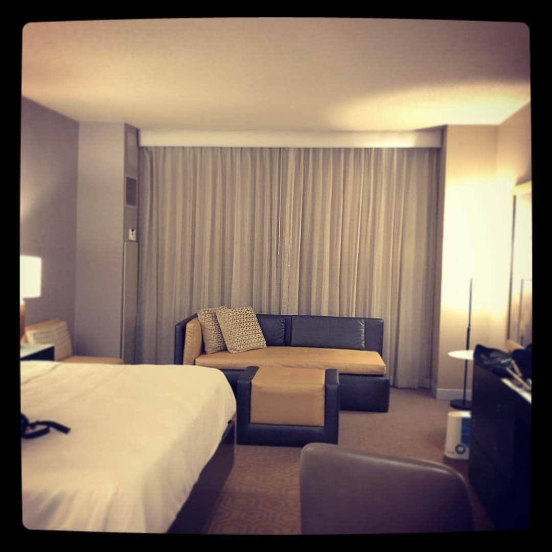 のインスタグラム：「無事に到着❣️NAKA-KONで用意して頂いた部屋がちょっとしたパーティーが出来そうなくらいにだだっ広い😳。いやぁ〜、自分では間違っても泊まれない気がする😅。ありがたや、ありがたや🙏。 #Naka2019 #nakakon2019 #nakahype」