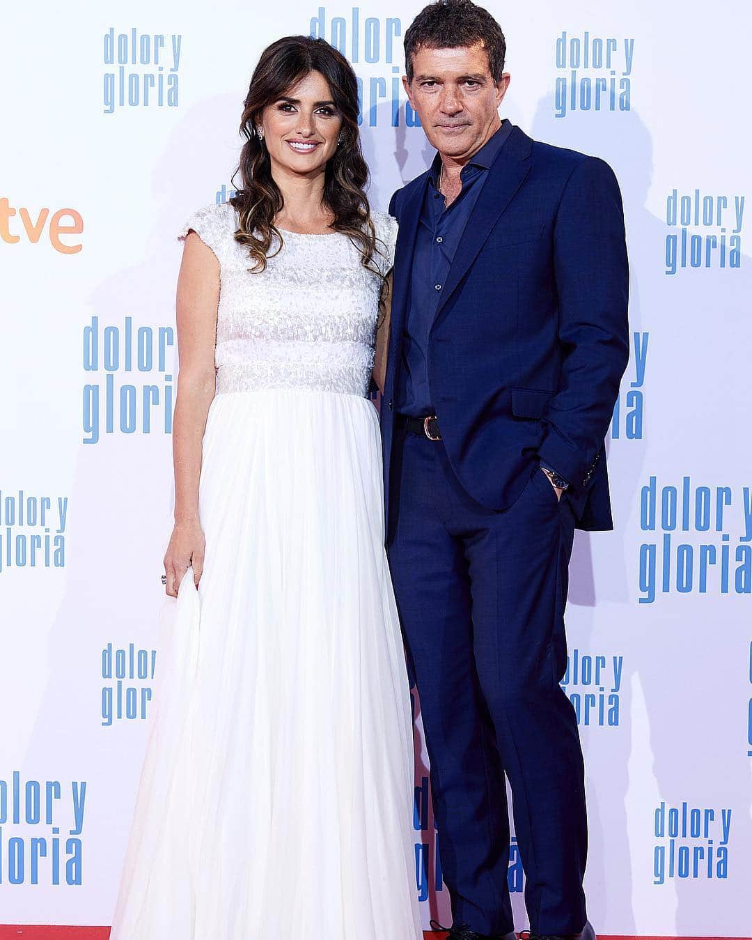 Just Jaredさんのインスタグラム写真 - (Just JaredInstagram)「@penelopecruzoficial & @antoniobanderasoficial hit the red carpet at the premiere of their new movie “Dolor y Gloria.” #PenelopeCruz #AntonioBanderas #DolorYGloria #Photos: Getty」3月14日 12時56分 - justjared