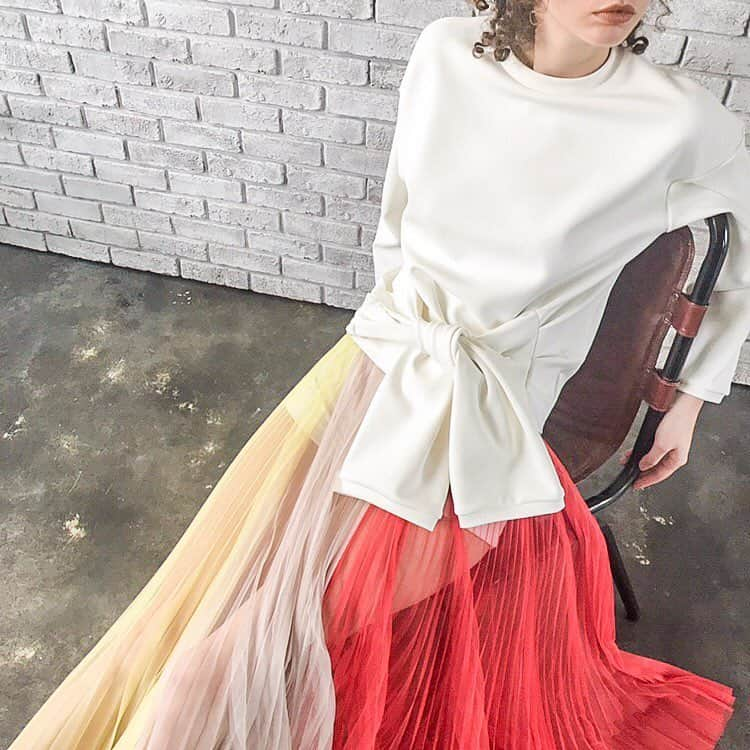 川島幸美さんのインスタグラム写真 - (川島幸美Instagram)「COLOR MIX PLEATS SKIRT  春カラーでブロッキングした繊細でエアリーなチュールの透け感がお気に入り😊 風になびいて、軽やかなシルエット。パンツをインしても決まります❣️ ウエストはゴムで履き心地も◎ インナーペチコート付きです。」3月14日 12時59分 - yukimikawashima