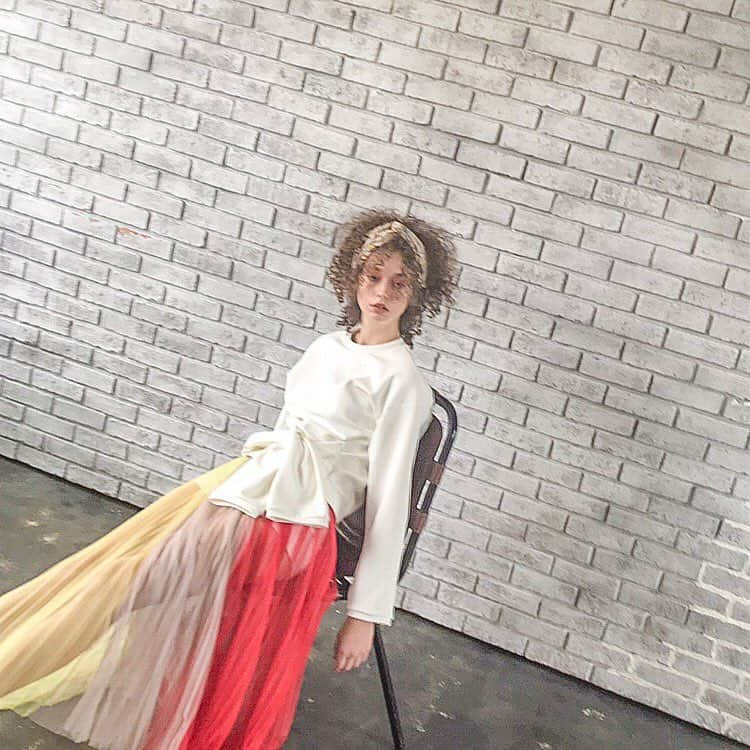 川島幸美さんのインスタグラム写真 - (川島幸美Instagram)「COLOR MIX PLEATS SKIRT  春カラーでブロッキングした繊細でエアリーなチュールの透け感がお気に入り😊 風になびいて、軽やかなシルエット。パンツをインしても決まります❣️ ウエストはゴムで履き心地も◎ インナーペチコート付きです。」3月14日 12時59分 - yukimikawashima