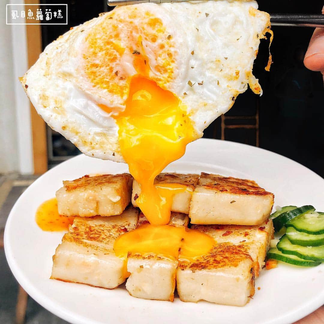 4foodie, for foodieさんのインスタグラム写真 - (4foodie, for foodieInstagram)「📍Taipei, Taiwan 真芳碳烤吐司x梁家瘋味 / 以下菜名及價位 虱目魚蘿蔔糕 $120 美味程度：🌕🌕🌕🌕🌕 💡補充💡補充💡最愛的蘿蔔糕跟早餐店聯名啦🥰🥰🥰過年差點沒買到的我當然不會錯過٩(˃̶͈̀௰˂̶͈́)و最愛的就是虱目魚口味，這次搭配上半熟蛋一起吃更濃郁(๑˃̵ᴗ˂̵)و 平常網路訂要等上3個月，這次聯名現場吃的到實在太強運啦！ 辣肉蛋起司 $60 美味程度：🌕🌕🌕🌕🌗 💡補充💡辣度不會到很嗆辣，個人蠻喜歡的，肉蛋與起司的經典早餐搭配也沒話說🥪 花生花生 $40 美味程度：🌕🌕🌕🌕🌗 💡補充💡店家自製的花生醬，加上手炒花生🥜吃得到花生醬的綿密也吃得到顆粒，我非常喜歡💕花生控不能錯過！！！ 紅茶牛奶 $45 美味程度：🌕🌕🌕🌑🌑 整體： 環境衛生：🌕🌕🌕🌕🌑 服務態度：🌕🌕🌕🌕🌑 再訪意願：🌕🌕🌕🌕🌑 🗺台北市民生東路二段129號 🚇捷運行天宮站1號出口 ☎️(02)2523-9466 ⏰平日6:30-13:30  假日7:30-13:30 🍽2019.03.13到訪用餐 💡補充💡梁家瘋味x真芳聯名餐點只有3/11-3/24於真芳民生店供應喔❗️❗️❗️每天現煎，有虱目魚跟干貝口味！賣完為止！大家手腳要快(๑>ᴗ<๑) #4foodie #4foodie行天宮站 #台北早餐 #台北碳烤吐司 #行天宮美食 #taipei #台北美食 #碳烤吐司 #梁家瘋味 #蘿蔔糕 #台北蘿蔔糕 #4foodieforfoodie ©版權所有，不得轉載copyrights reserved」3月14日 13時03分 - 4foodie