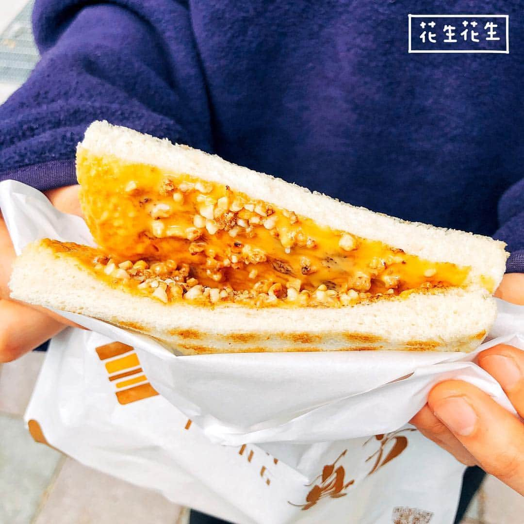 4foodie, for foodieさんのインスタグラム写真 - (4foodie, for foodieInstagram)「📍Taipei, Taiwan 真芳碳烤吐司x梁家瘋味 / 以下菜名及價位 虱目魚蘿蔔糕 $120 美味程度：🌕🌕🌕🌕🌕 💡補充💡補充💡最愛的蘿蔔糕跟早餐店聯名啦🥰🥰🥰過年差點沒買到的我當然不會錯過٩(˃̶͈̀௰˂̶͈́)و最愛的就是虱目魚口味，這次搭配上半熟蛋一起吃更濃郁(๑˃̵ᴗ˂̵)و 平常網路訂要等上3個月，這次聯名現場吃的到實在太強運啦！ 辣肉蛋起司 $60 美味程度：🌕🌕🌕🌕🌗 💡補充💡辣度不會到很嗆辣，個人蠻喜歡的，肉蛋與起司的經典早餐搭配也沒話說🥪 花生花生 $40 美味程度：🌕🌕🌕🌕🌗 💡補充💡店家自製的花生醬，加上手炒花生🥜吃得到花生醬的綿密也吃得到顆粒，我非常喜歡💕花生控不能錯過！！！ 紅茶牛奶 $45 美味程度：🌕🌕🌕🌑🌑 整體： 環境衛生：🌕🌕🌕🌕🌑 服務態度：🌕🌕🌕🌕🌑 再訪意願：🌕🌕🌕🌕🌑 🗺台北市民生東路二段129號 🚇捷運行天宮站1號出口 ☎️(02)2523-9466 ⏰平日6:30-13:30  假日7:30-13:30 🍽2019.03.13到訪用餐 💡補充💡梁家瘋味x真芳聯名餐點只有3/11-3/24於真芳民生店供應喔❗️❗️❗️每天現煎，有虱目魚跟干貝口味！賣完為止！大家手腳要快(๑>ᴗ<๑) #4foodie #4foodie行天宮站 #台北早餐 #台北碳烤吐司 #行天宮美食 #taipei #台北美食 #碳烤吐司 #梁家瘋味 #蘿蔔糕 #台北蘿蔔糕 #4foodieforfoodie ©版權所有，不得轉載copyrights reserved」3月14日 13時03分 - 4foodie