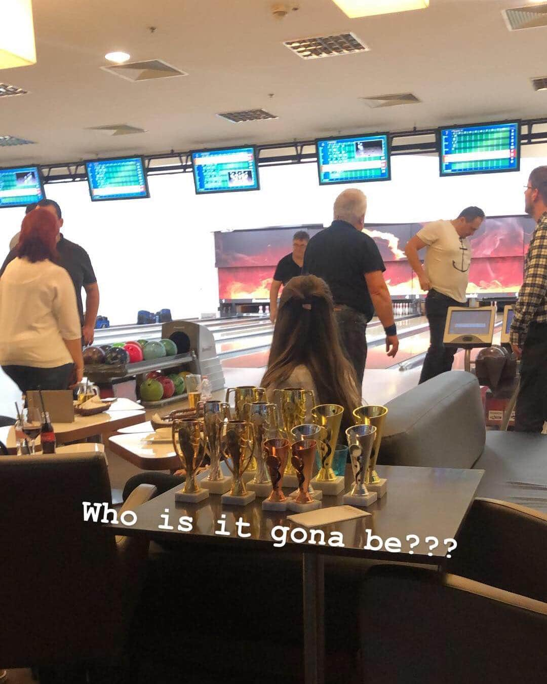 カティンカ・ホッスーさんのインスタグラム写真 - (カティンカ・ホッスーInstagram)「Yesterday we randomly ended up in a bowling competition and I won in the amateur category 🍾😂😂 now I have to start practicing to defend my title in April 😅 Tegnap véletlenül belecsöppentünk egy bowling versenybe és én nyertem az amatőrök között 🍾😂😂 így már el kell kezdjek edzeni, hogy meg tudjam védeni a címemet áprilisban 😅」3月14日 13時08分 - hosszukatinka