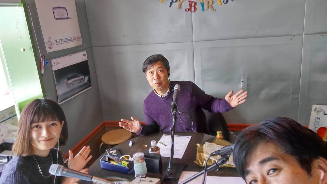 のインスタグラム：「杉さんにお誕生日プレゼントを。そのまま少し番組にもお邪魔しました。 しかし65才とは信じられない～！！(゜ロ゜ノ)ノ #杉真理 #エフエムせたがや #アフパラ」