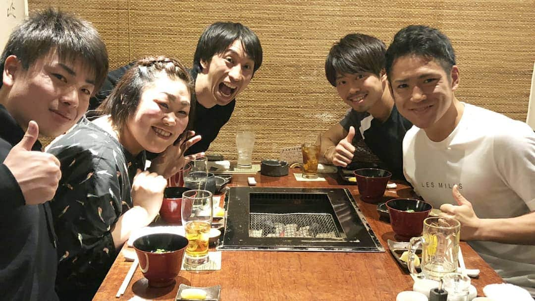 ぢゃいこさんのインスタグラム写真 - (ぢゃいこInstagram)「昨日の夜は#マッチョ焼肉会 トレーニングを頑張ってるご褒美に✨って、郡さんが開いてくださいました🙌 FIELD大阪のトレーナーさん達、色んなイケメンマッチョに囲まれて食べる焼肉は最高でした❤️ @kohriman @yuji_happyboy @yuta.field.osaka @yusuke_trainer FIELD大阪で頑張ってれば、こんな特典もあるんです。笑 @field_gym そして、藍ちゃんが会う度に言ってくれる お気に入りのトレーニング動画。 郡さん『5.6.7.8.オナラしたらあかんで～』 『オッケー』ぺしっ✋、、わしゃ 牛か！笑  藍ちゃんは、この動画が好き過ぎて、保存して もう100回は見てくれてるらしいです。笑 座長もファンで居てくれてるFIELD大阪でのトレーニング風景。 #トレーニング　#パーソナルトレーニング #FIELD大阪　#FIELDOSAKA 只今↓一周年キャンペーン中。 #一番遊ぶように鍛えてるのは誰だ」3月14日 13時12分 - dyaimeshi