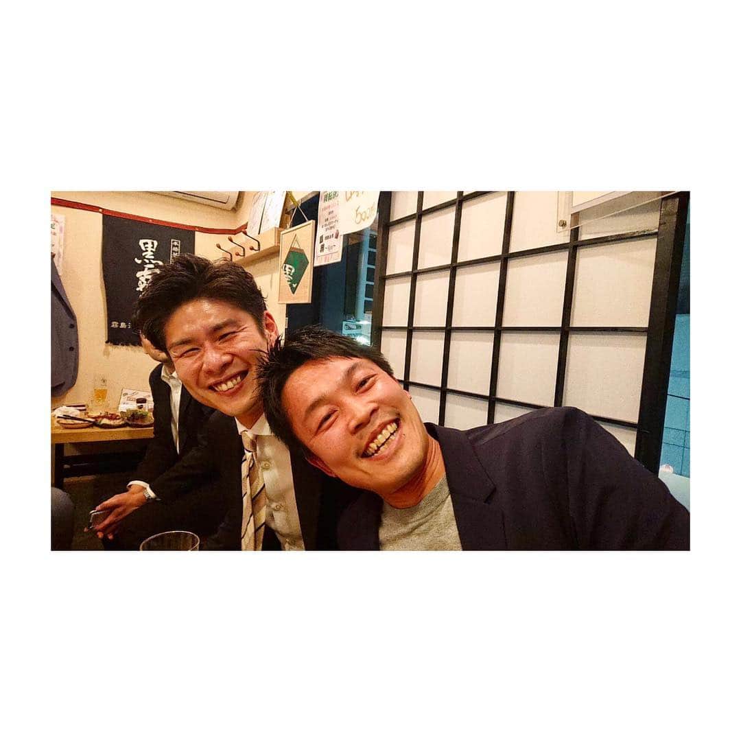 高道さんのインスタグラム写真 - (高道Instagram)「『京都成章会』  自分らの代は男子校だっけど、入れ替えぐらいで共学になった母校😭  甲子園で準優勝の時のキャプテン澤井さんがいつもまとめてくれはる。  ゲストは。 98年。PL学園戦で決勝のツーランホームランを打って死闘を制した横浜高校の常盤さん。  毎回この会に来てくれはるとても優しいお人😊  3枚目はたまたま隣にいた外国人さんと写真。 コメディアンポーズ求められたのでアレを✌️ ・ ・ ・ #京都 #京都成章高校 #神奈川 #横浜高校 #甲子園 #98年 #決勝戦 #澤井 さん #常盤 さん #OBメンバー #コメディアンポーズ #どひゃー🤪」3月14日 13時12分 - minnanotakamichi