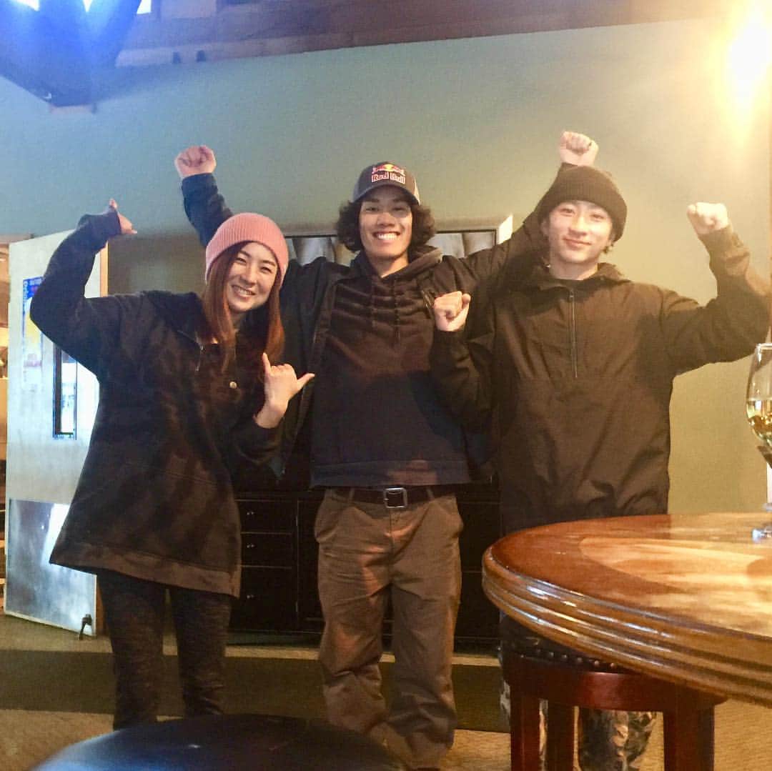 上田ユキエさんのインスタグラム写真 - (上田ユキエInstagram)「新生ビリヤード部🎱  #部員募集中 #ビリヤード部 #スノーボーダー #yukikadono #yutaromiyazawa #snowboarding #snowboards #mammothlife」3月14日 13時13分 - yukie_ueda