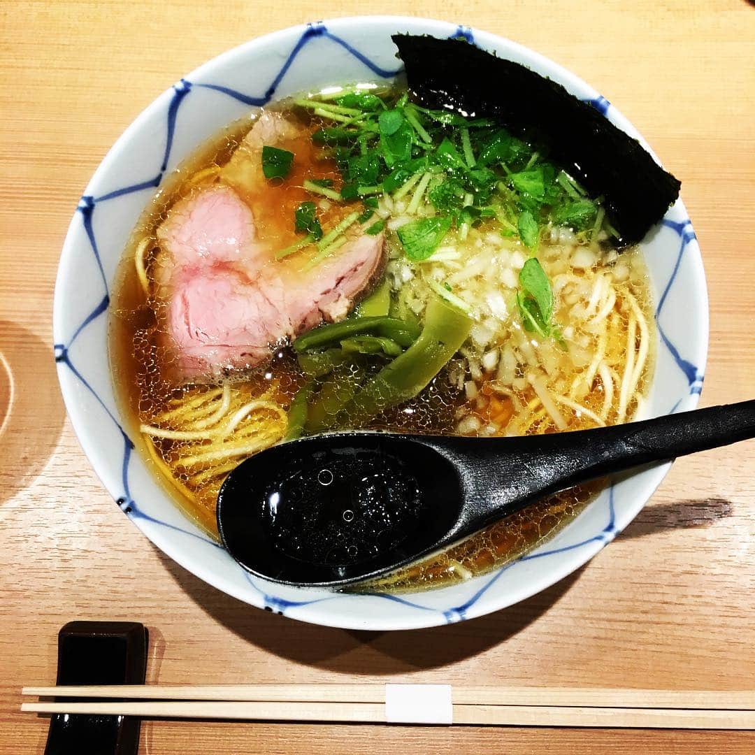 志摩有子さんのインスタグラム写真 - (志摩有子Instagram)「16日までの期間限定の中華そばに再び。開店前から並んで一回転目に運良く入れた。何度食べても美味しい。 #中華そば #期間限定 #２回目」3月14日 13時13分 - ariko418